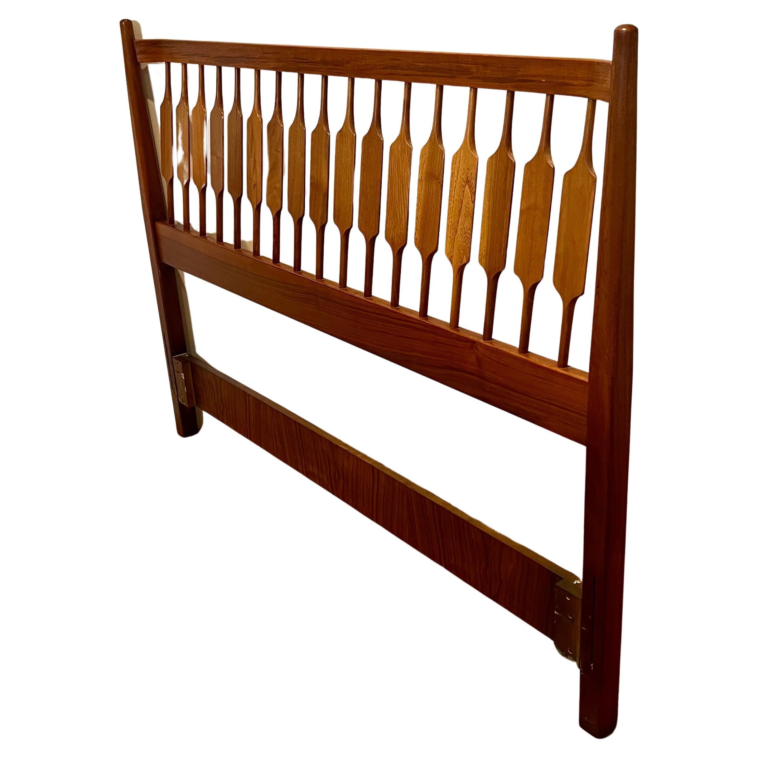 Tête de lit en noyer massif sculpté du milieu du siècle par Kipp Stewart pour Drexel