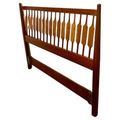 Amerikanisches Mid-Century-Kopfteil aus massivem, geschnitztem Nussbaumholz von Kipp Stewart für Drexel