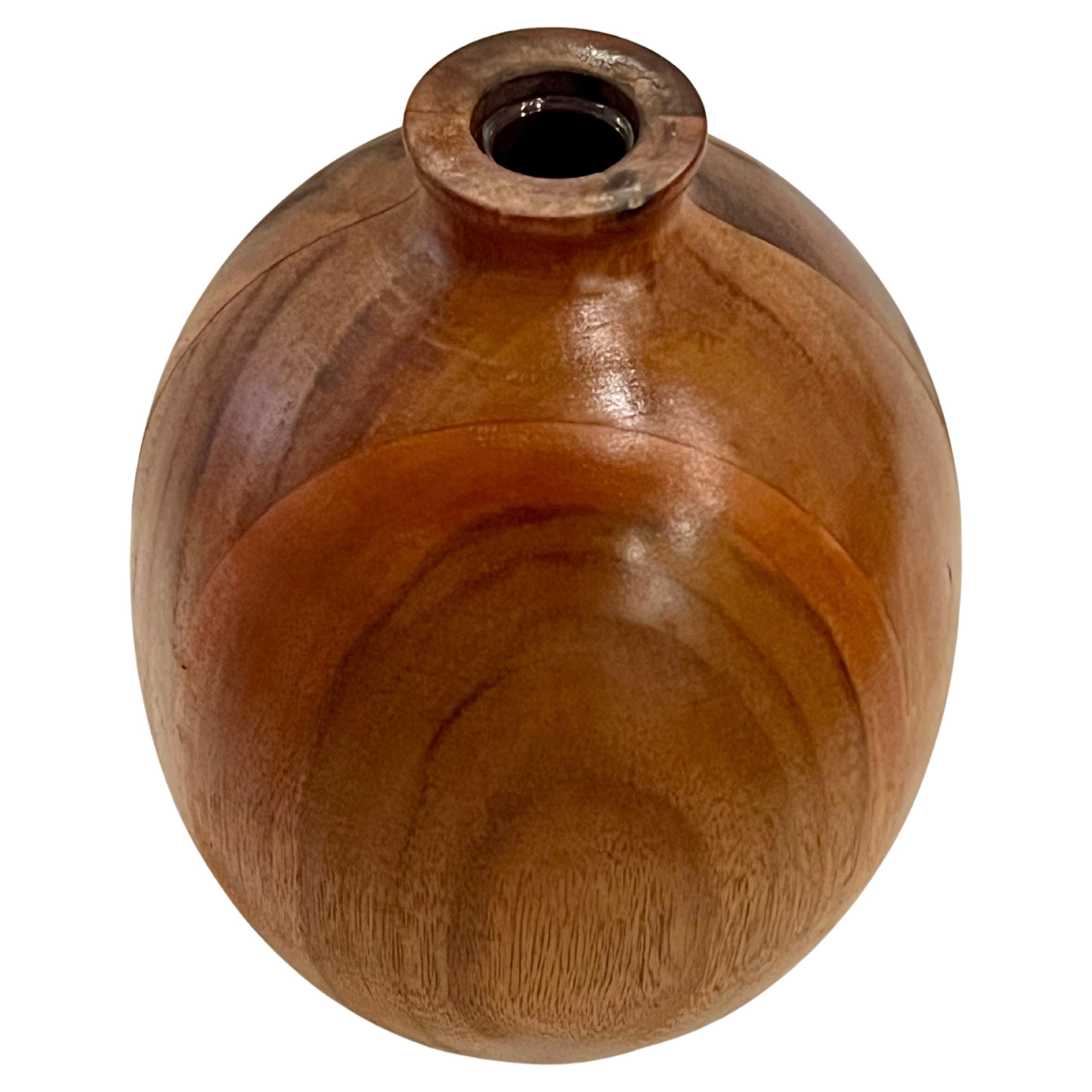 Jarrón decorativo de capullos de nogal macizo americano de mediados de siglo con inserto de cristal Moderno de mediados de siglo en venta