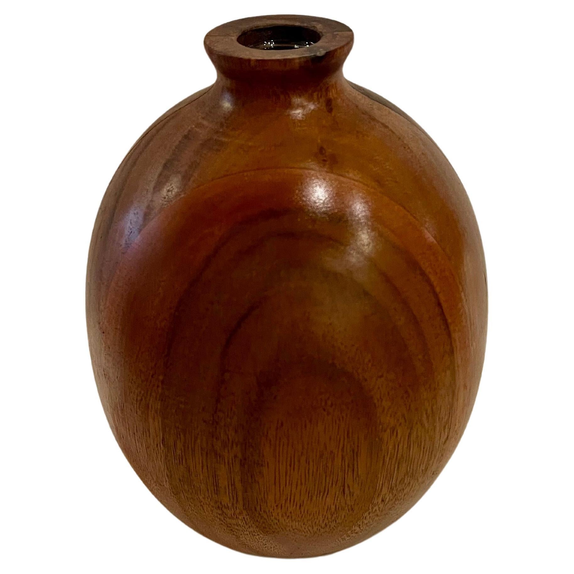 Jarrón decorativo de capullos de nogal macizo americano de mediados de siglo con inserto de cristal en Excelente estado para la venta en San Diego, CA