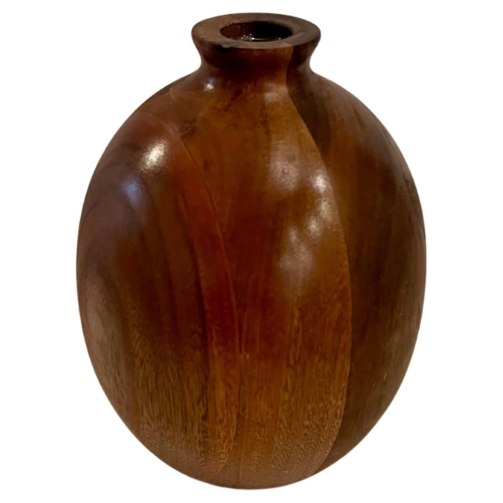 Jarrón decorativo de capullos de nogal macizo americano de mediados de siglo con inserto de cristal siglo XX en venta