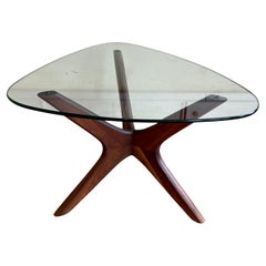 Table américaine du milieu du siècle en noyer massif et verre Jacks de forme libre Adrian Pearsall