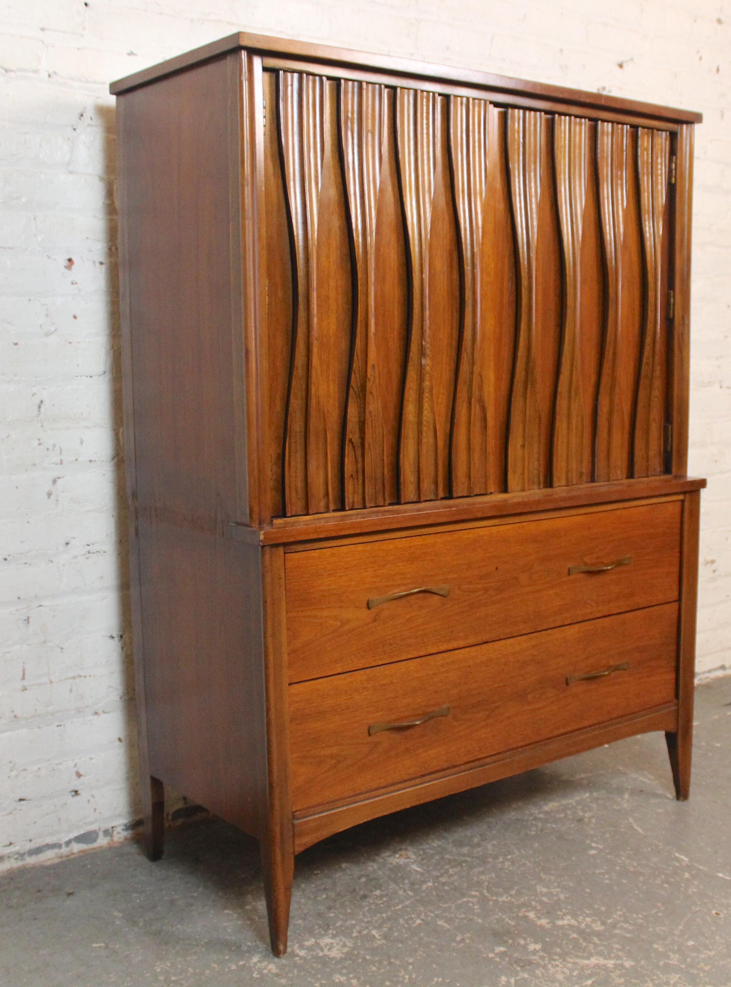Mid-Century moderno Comò alto americano di metà secolo in vendita