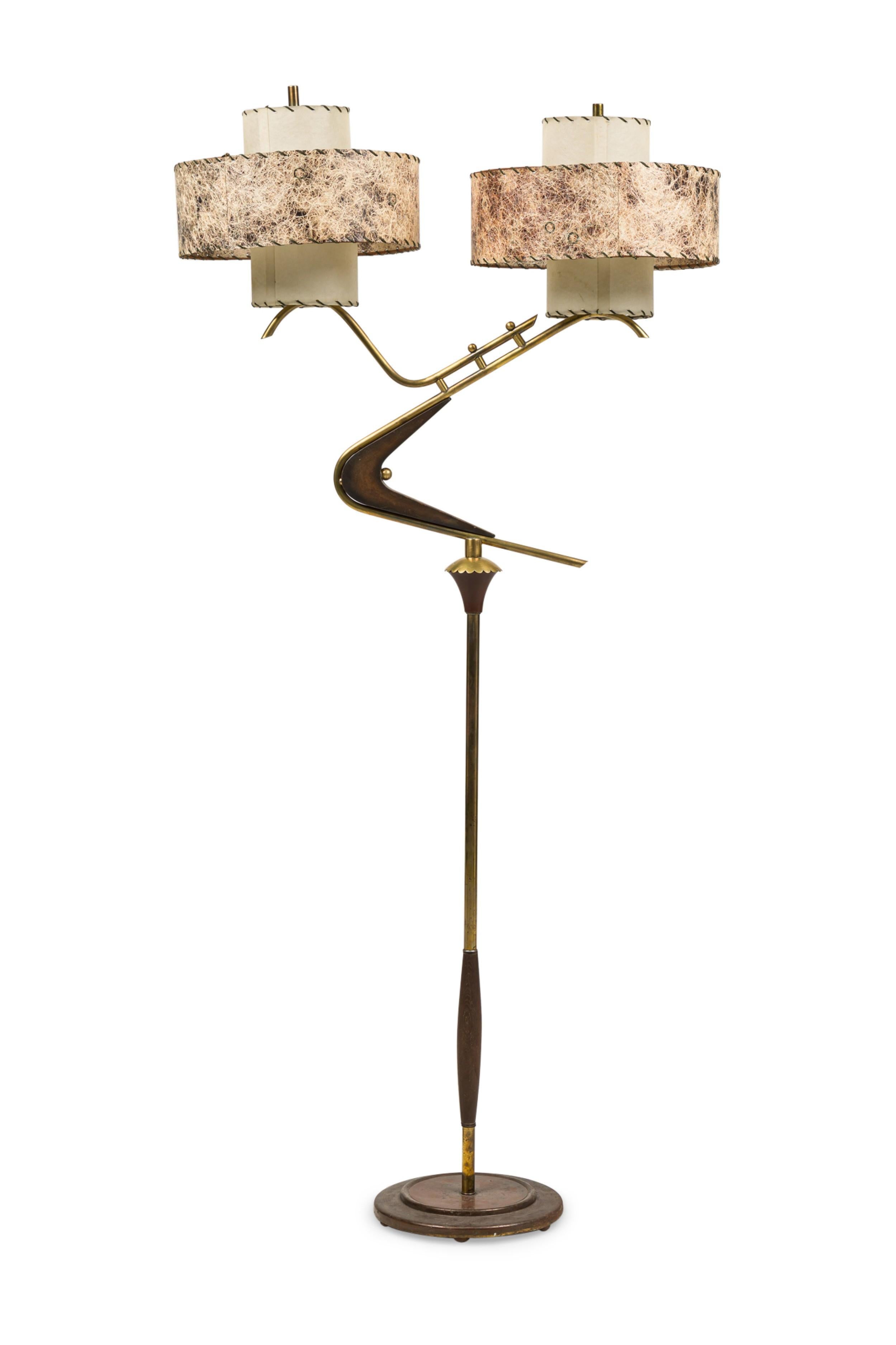 Amerikanische Stehlampe aus der Mitte des Jahrhunderts mit zwei Leuchten und einem bumerangförmigen Teakholz, das einen dreistufigen Schirm aus handgenähtem Vellum auf dem oberen und unteren Teil und einem größeren, handgefertigten mittleren Teil