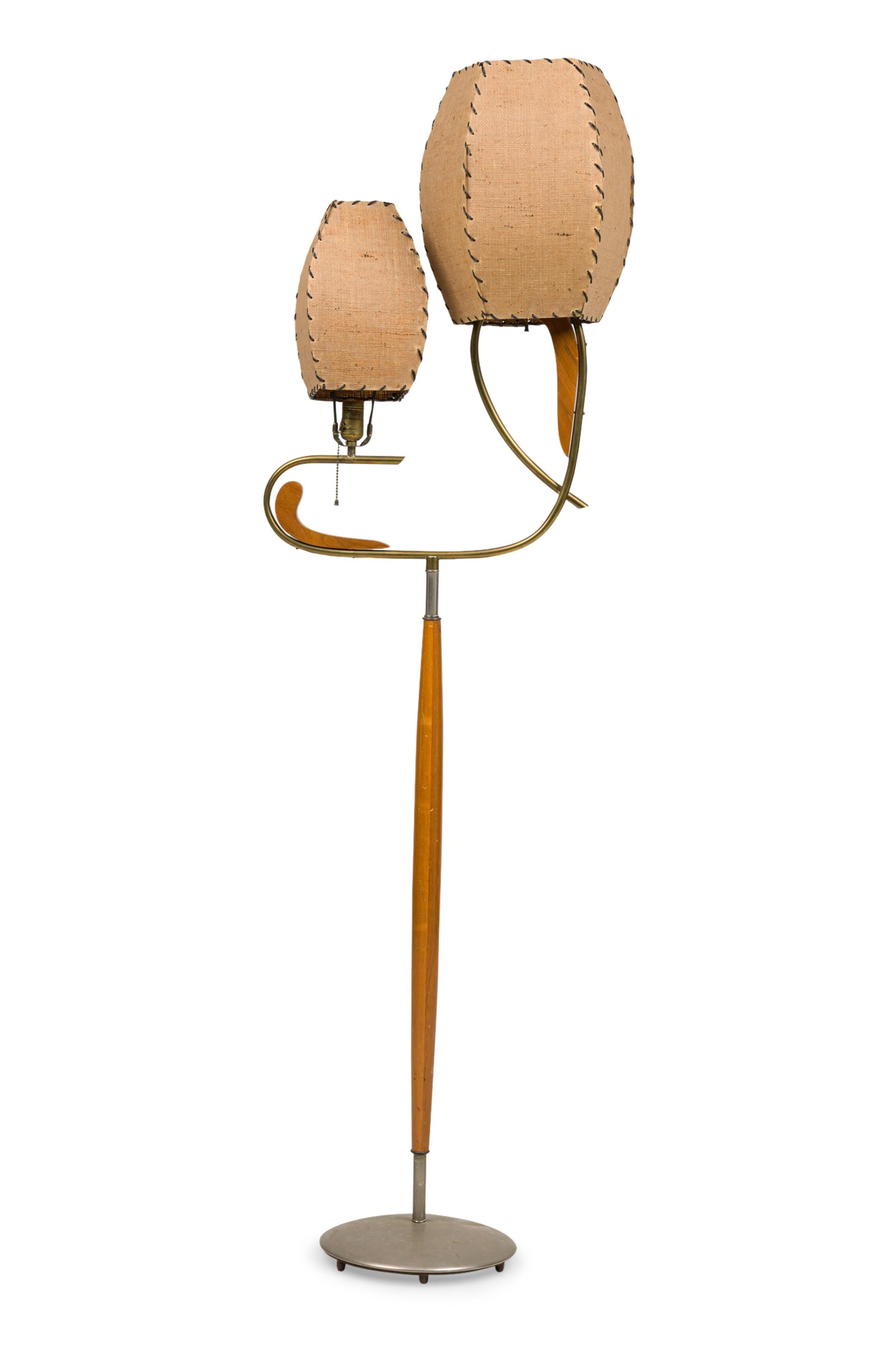 Lampadaire américain du milieu du siècle à col courbé supportant 2 abat-jour grand et petit cousus à la main dans une forme en noyer et laiton.