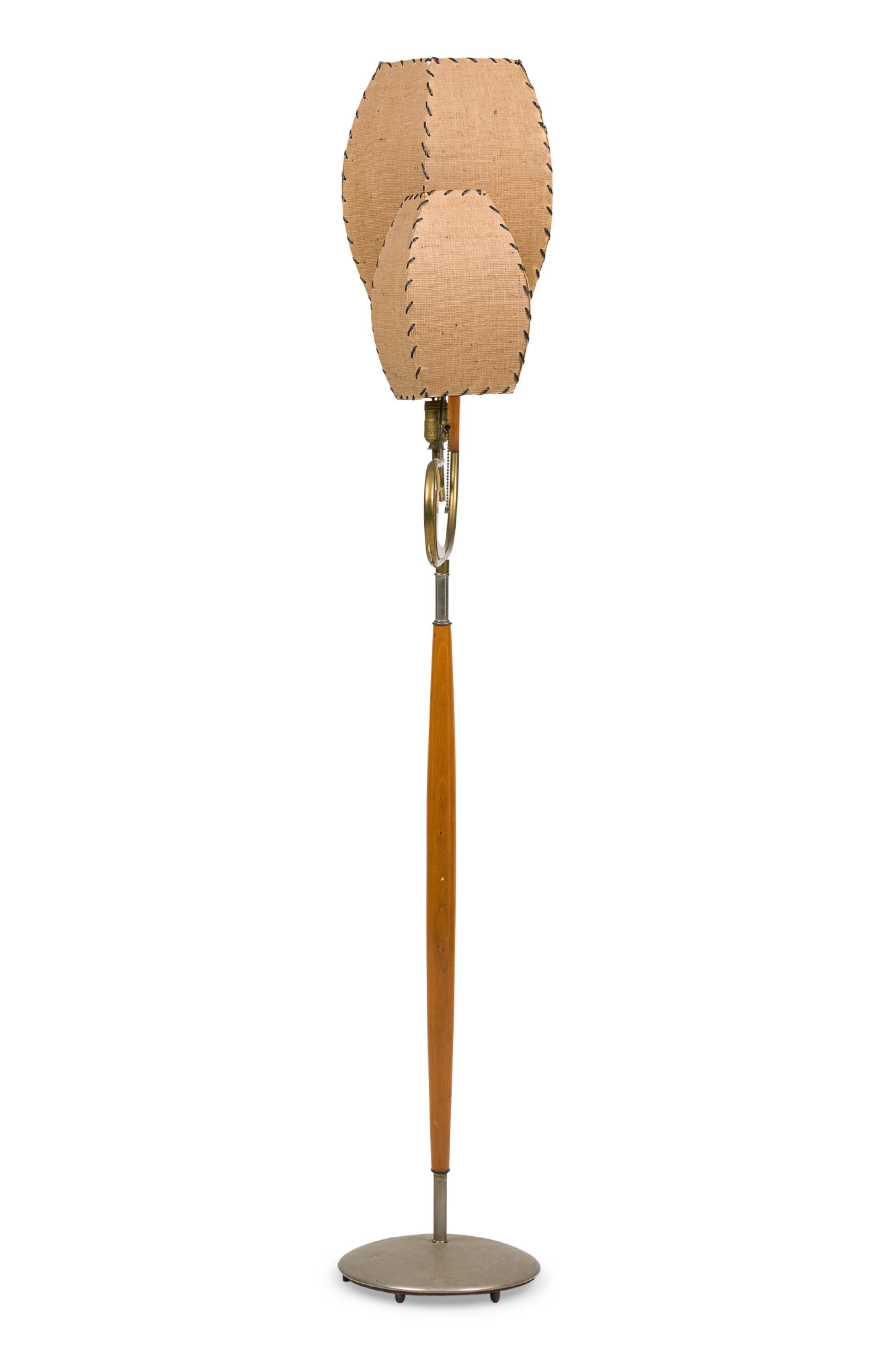 Lampadaire américain du milieu du siècle à deux lumières et collet incurvé Bon état - En vente à Queens, NY