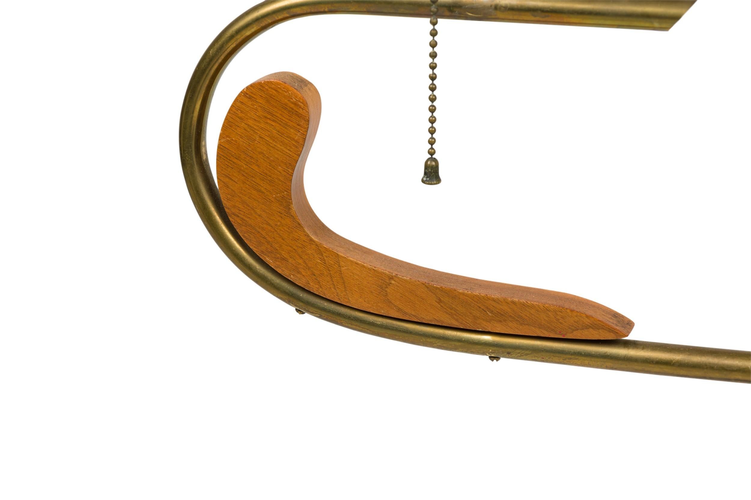 20ième siècle Lampadaire américain du milieu du siècle à deux lumières et collet incurvé en vente