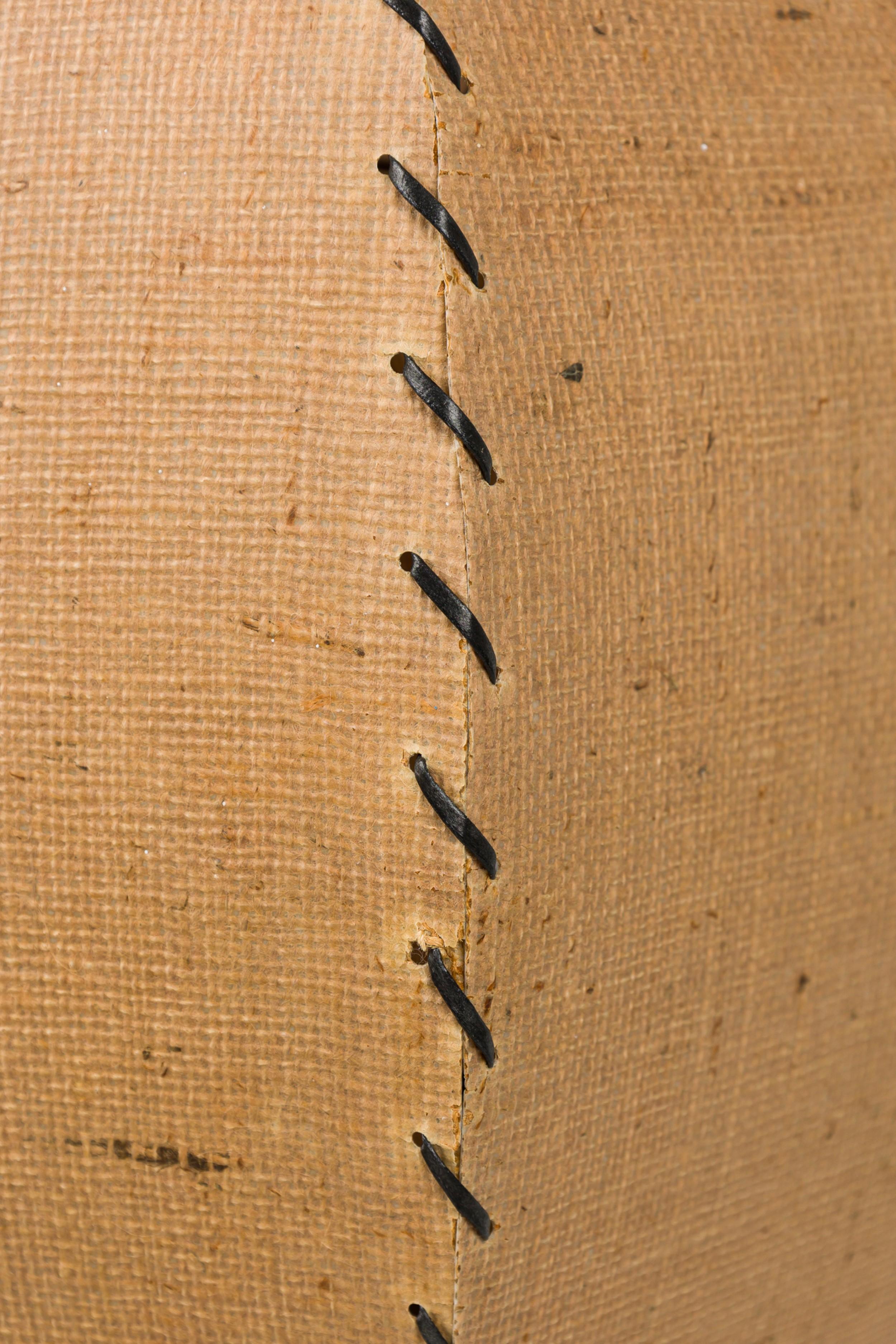 Laiton Lampadaire américain du milieu du siècle à deux lumières et collet incurvé en vente