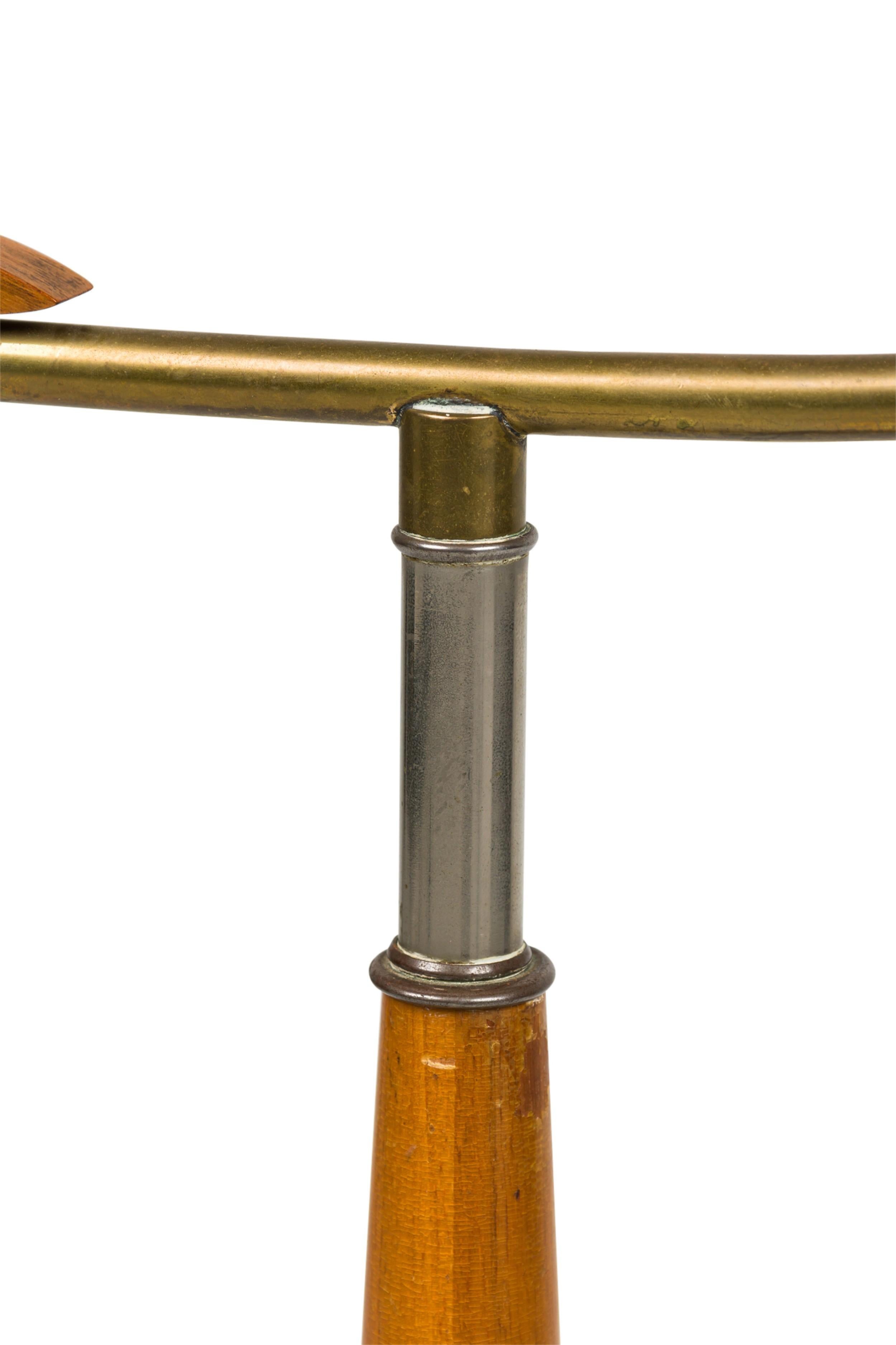 Lampadaire américain du milieu du siècle à deux lumières et collet incurvé en vente 1