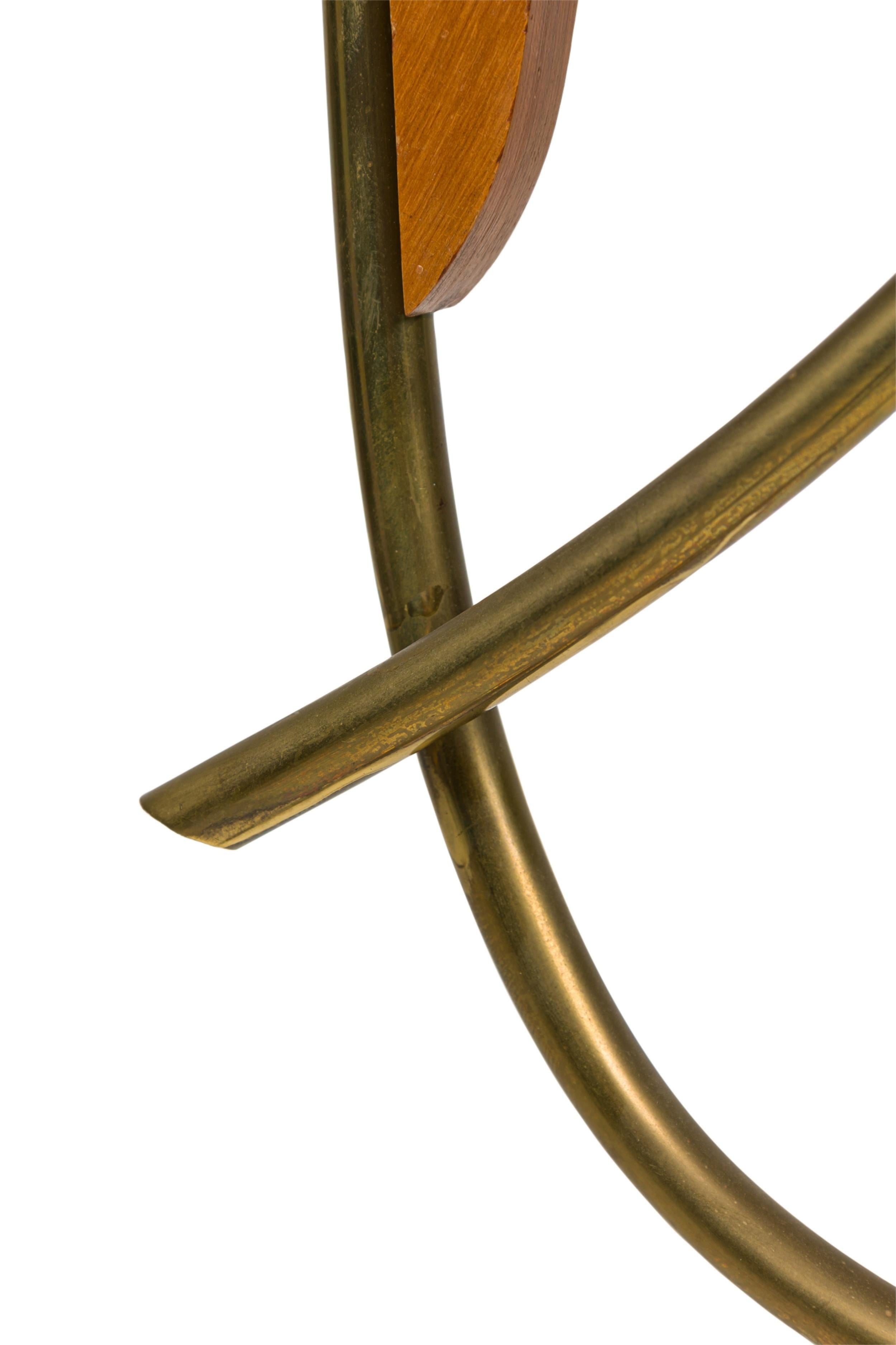 Lampadaire américain du milieu du siècle à deux lumières et collet incurvé en vente 2