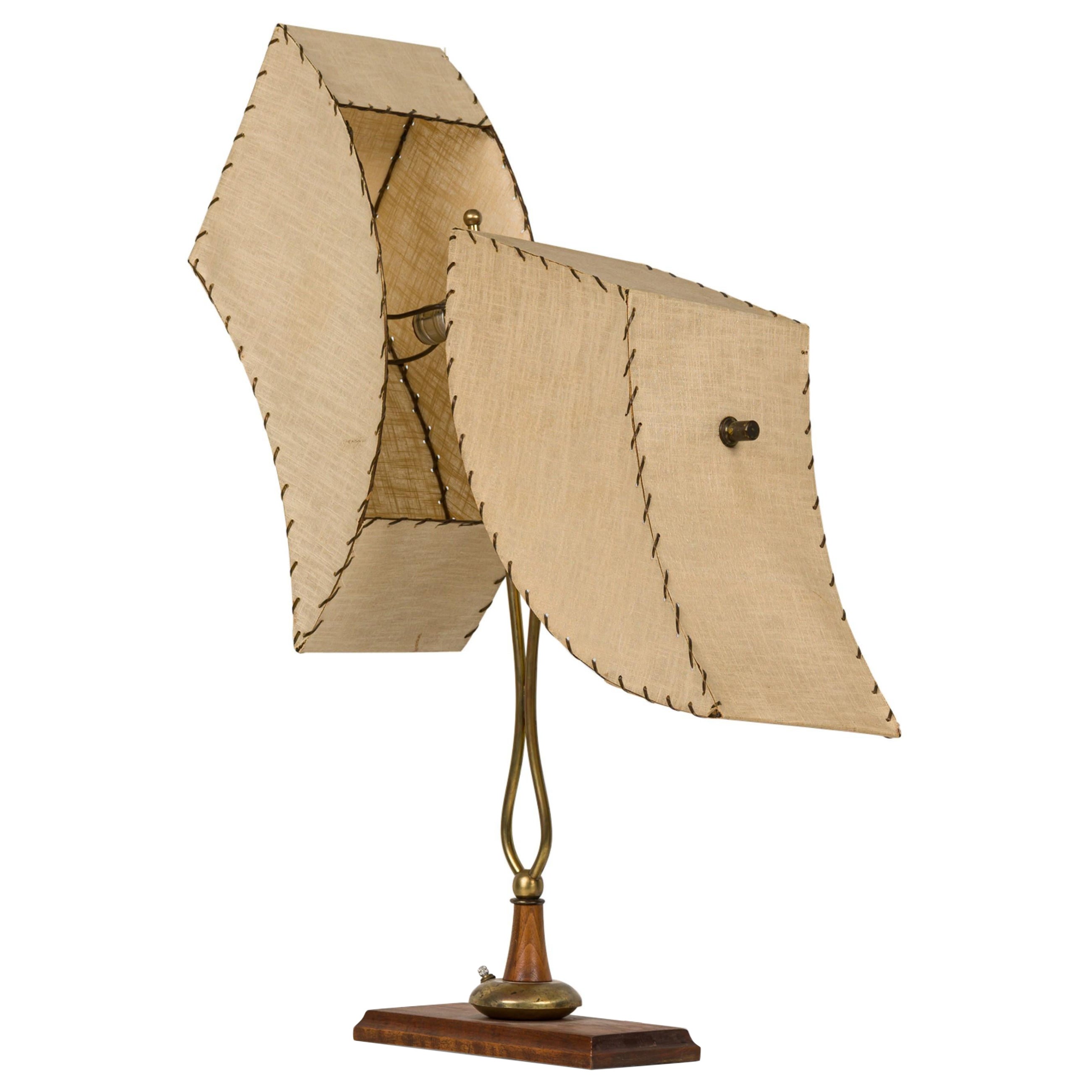 American Mid-Century Walnut and Brass Table Lamp im Angebot