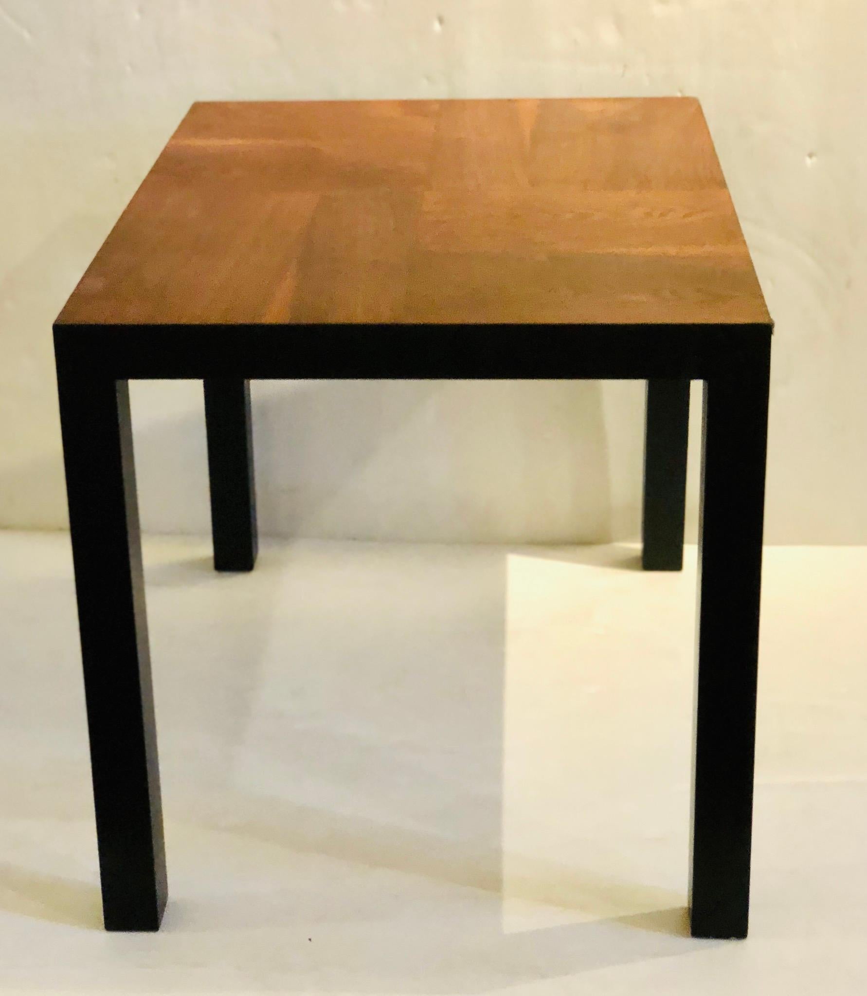 Amerikanischer Midcentury Cocktailtisch aus Nussbaum und schwarzem Lack (Moderne der Mitte des Jahrhunderts) im Angebot