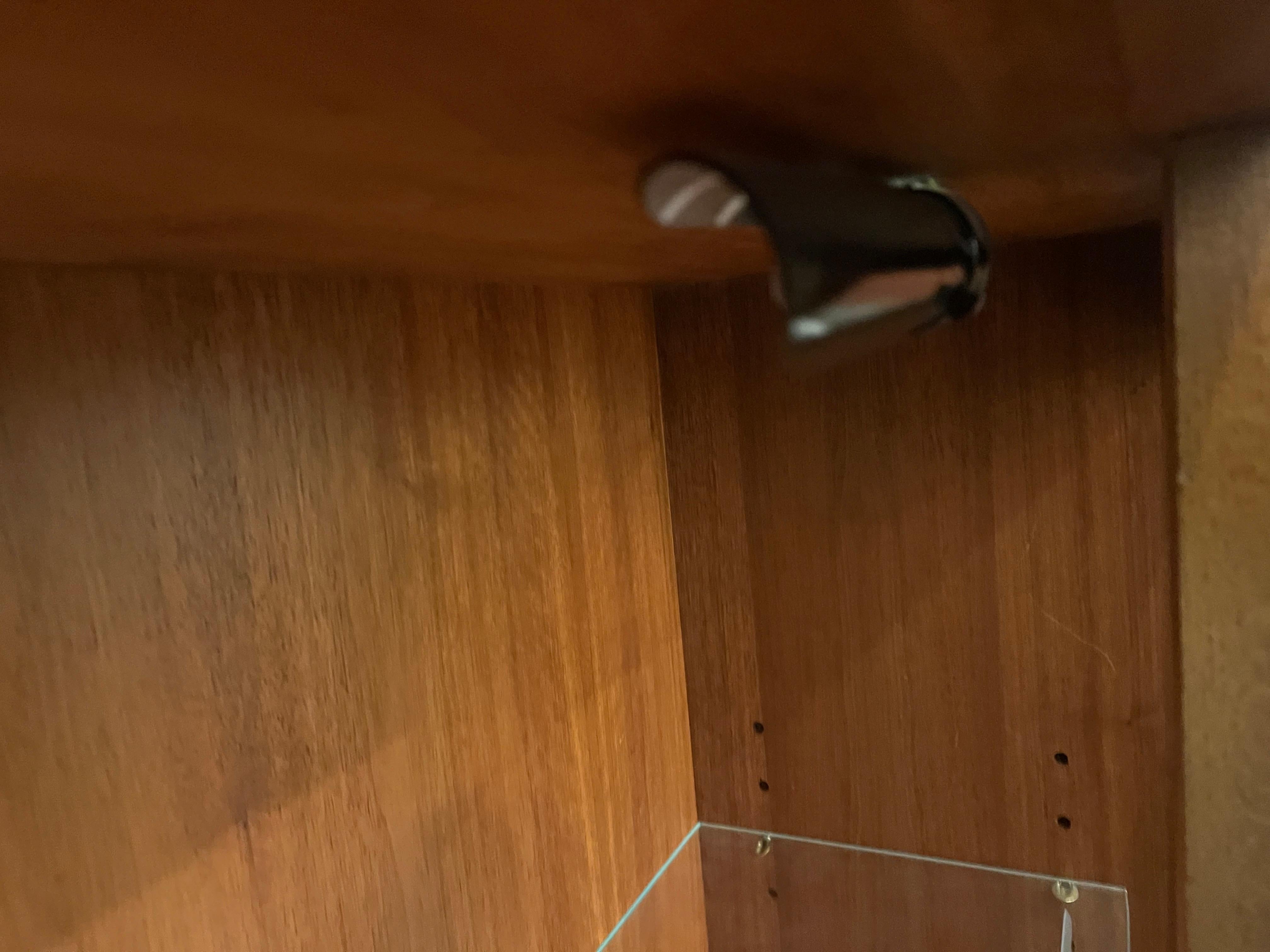 20ième siècle American Mid Century Walnut & Glass Lighted Floating Wall Cabinet/Bookcase en vente