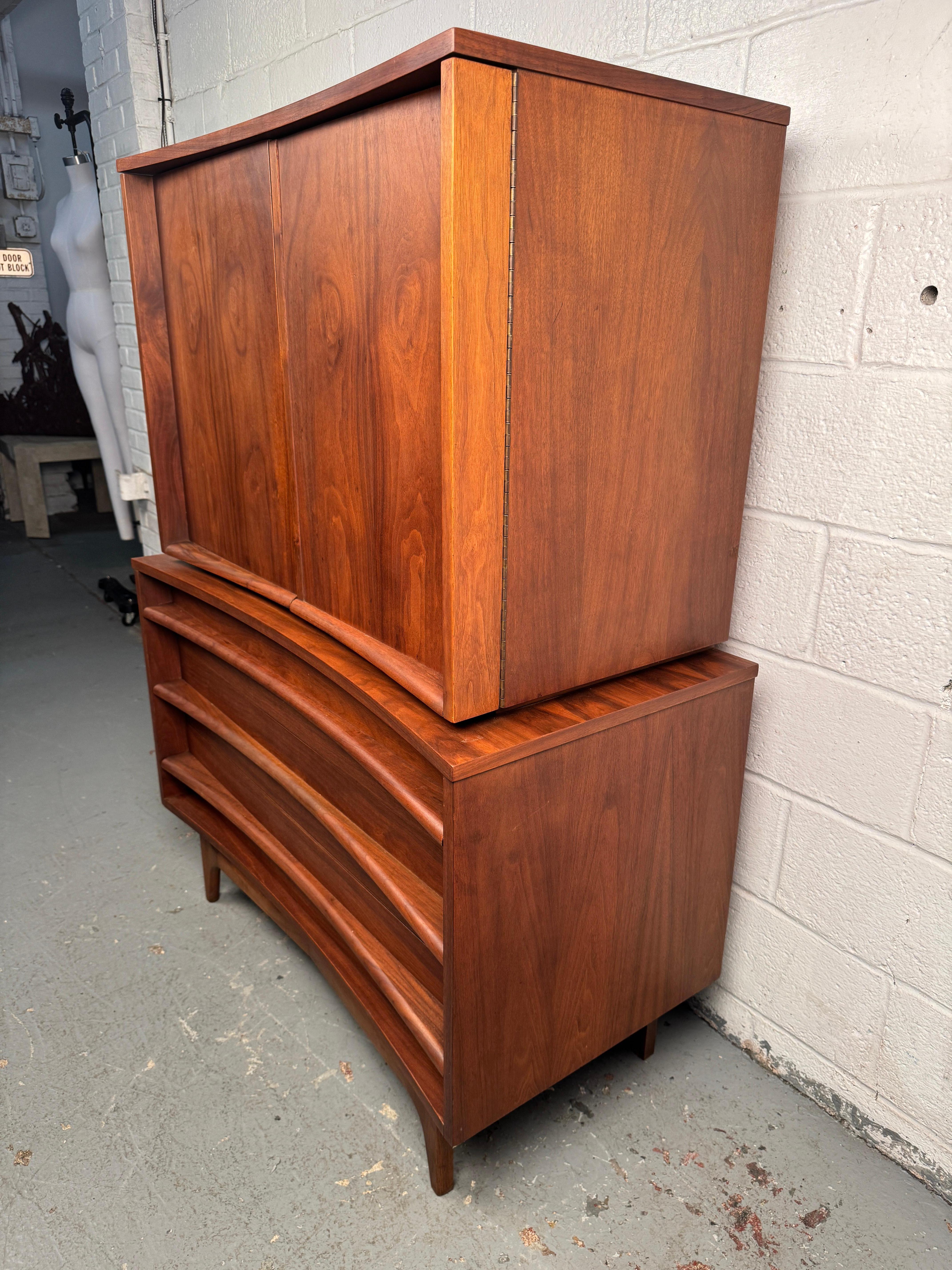 American Mid-Century Walnut Highboy by Young Manufacturing In Good Condition For Sale In Brooklyn, NY