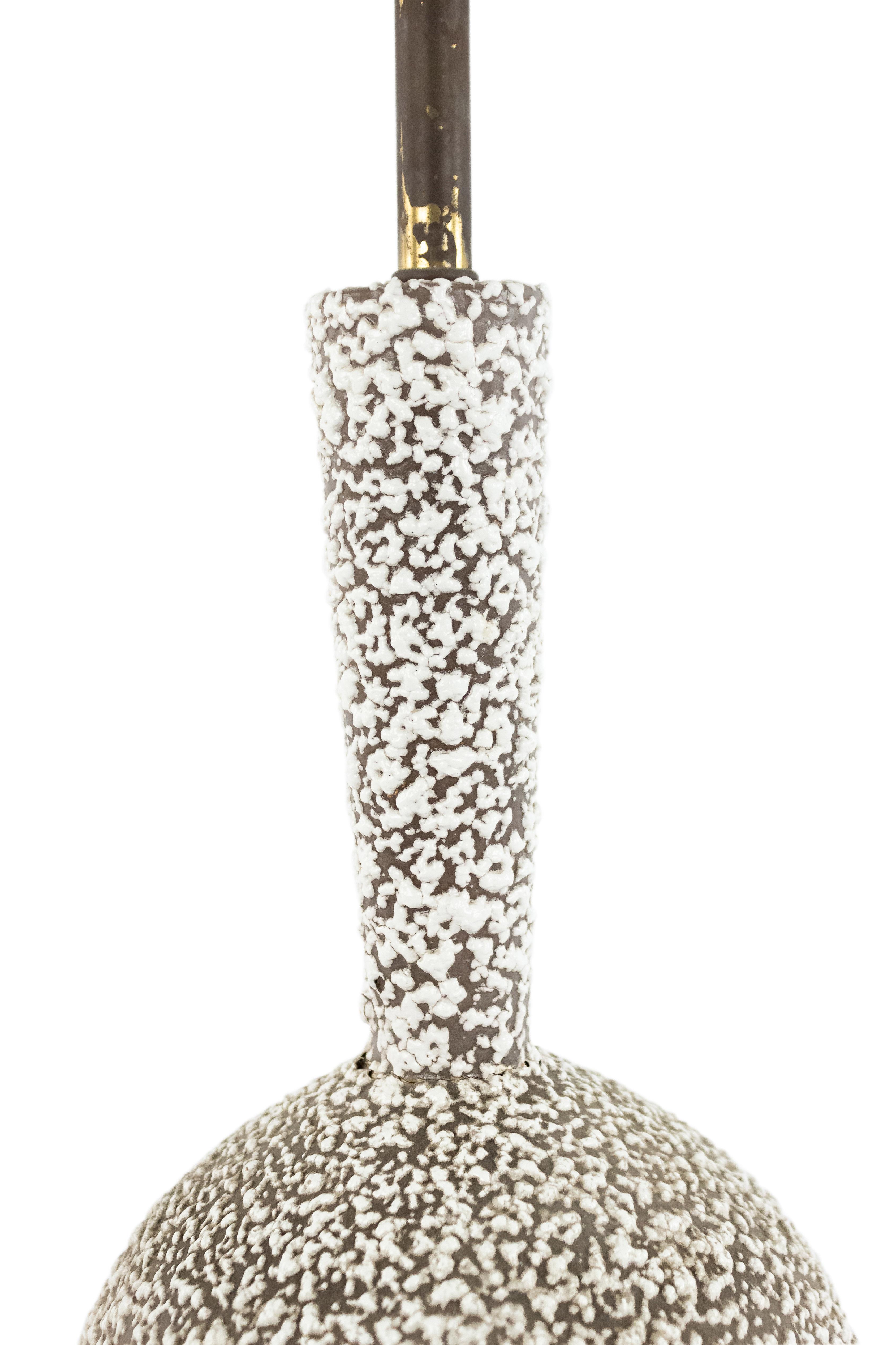 Amerikanische Midcentury Tischlampe aus weißem Porzellan im Zustand „Gut“ im Angebot in New York, NY