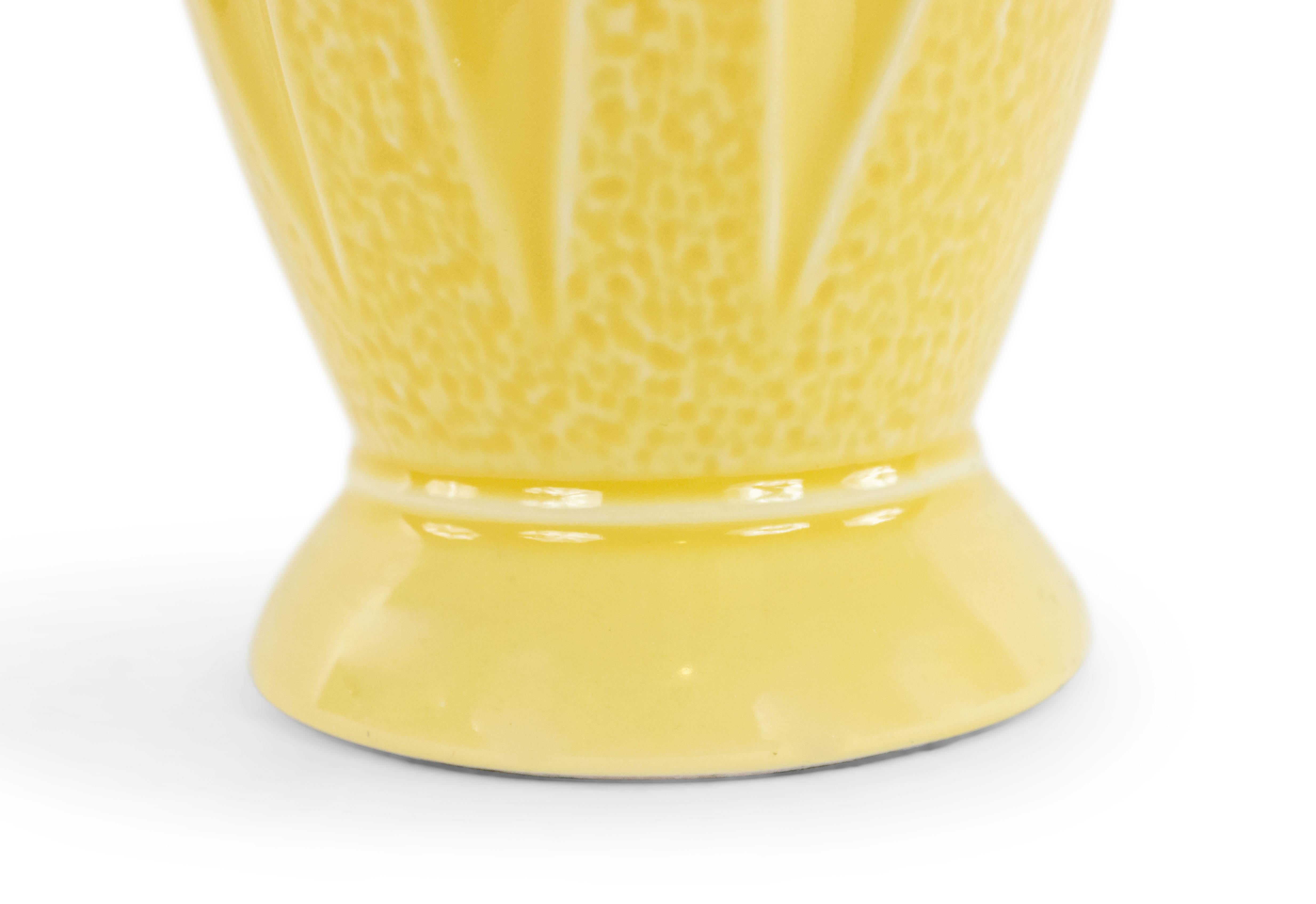 Mid-Century Modern Lampe de bureau américaine en porcelaine jaune du milieu du siècle dernier en vente