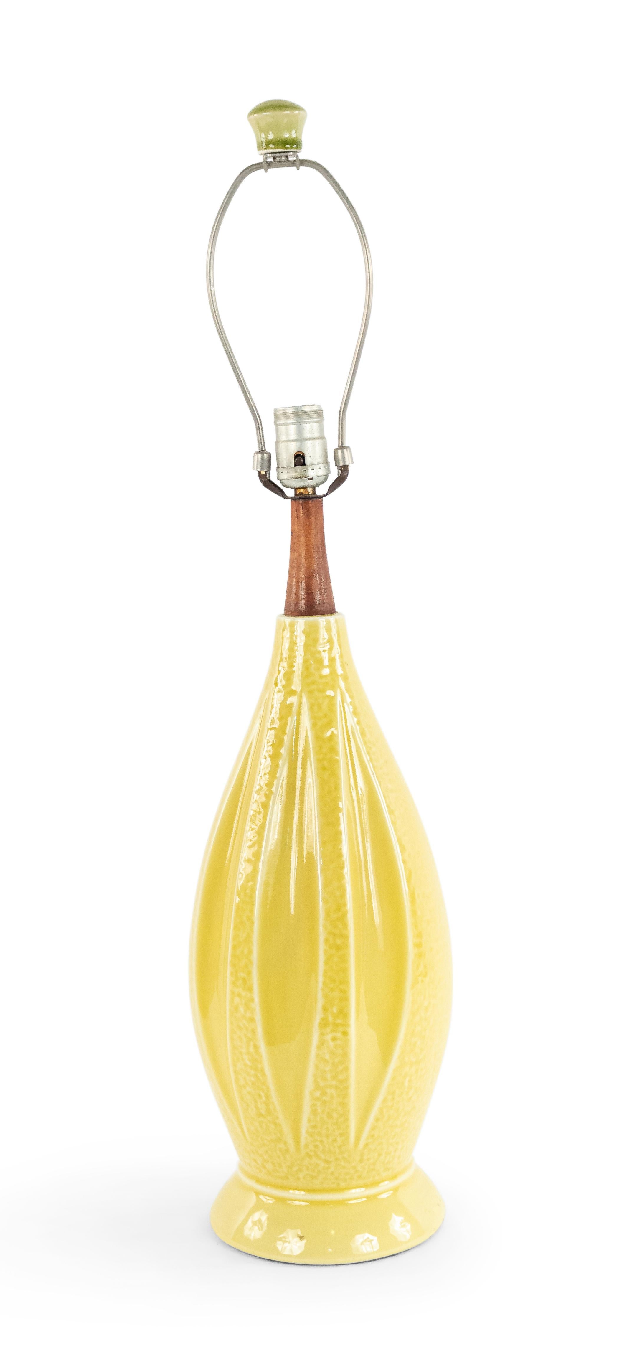 Américain Lampe de table en porcelaine jaune américaine du milieu du siècle en vente