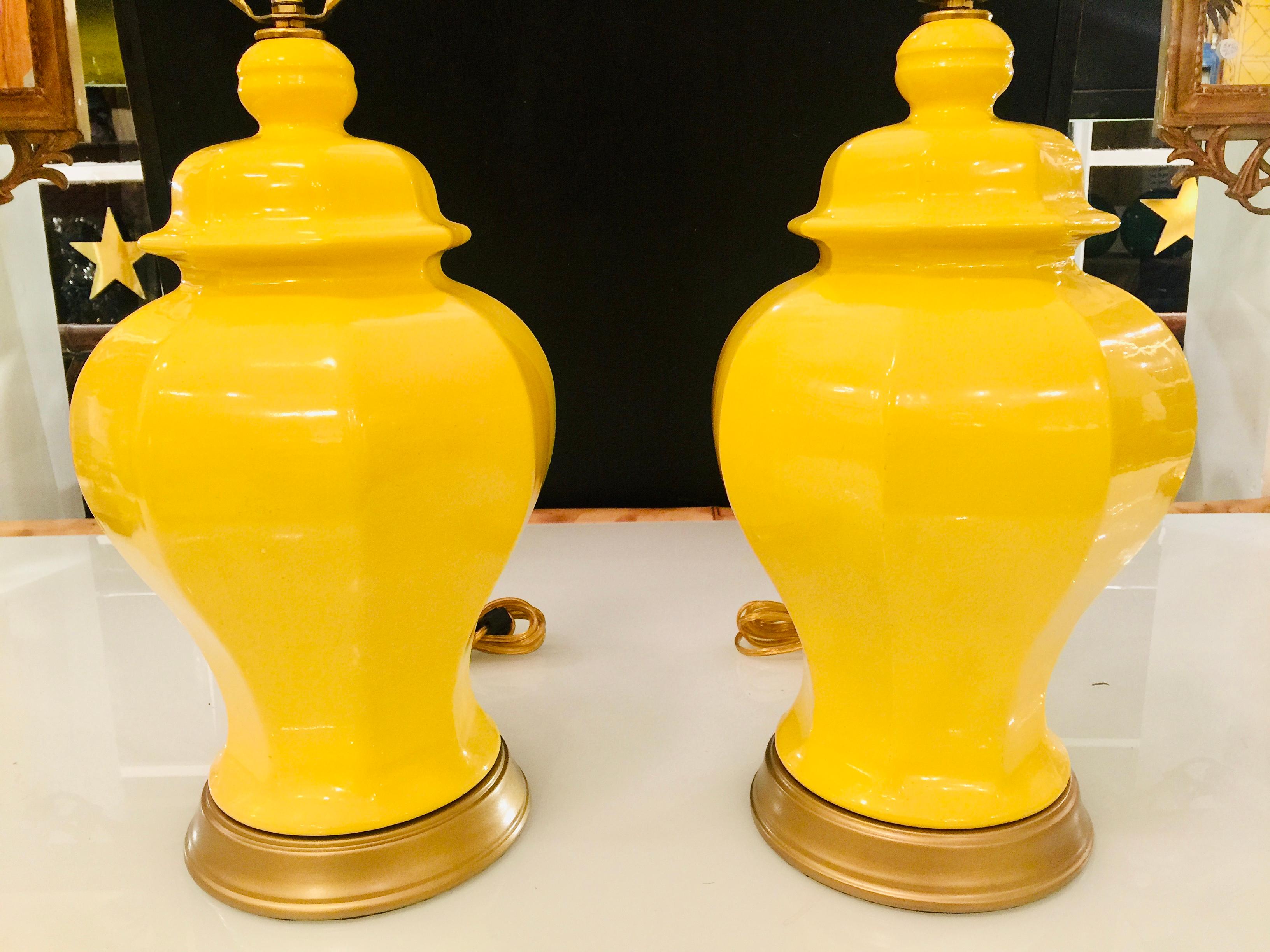 American midcentury yellow temple jar lamps
Newly electrified mounted on giltwood bases.