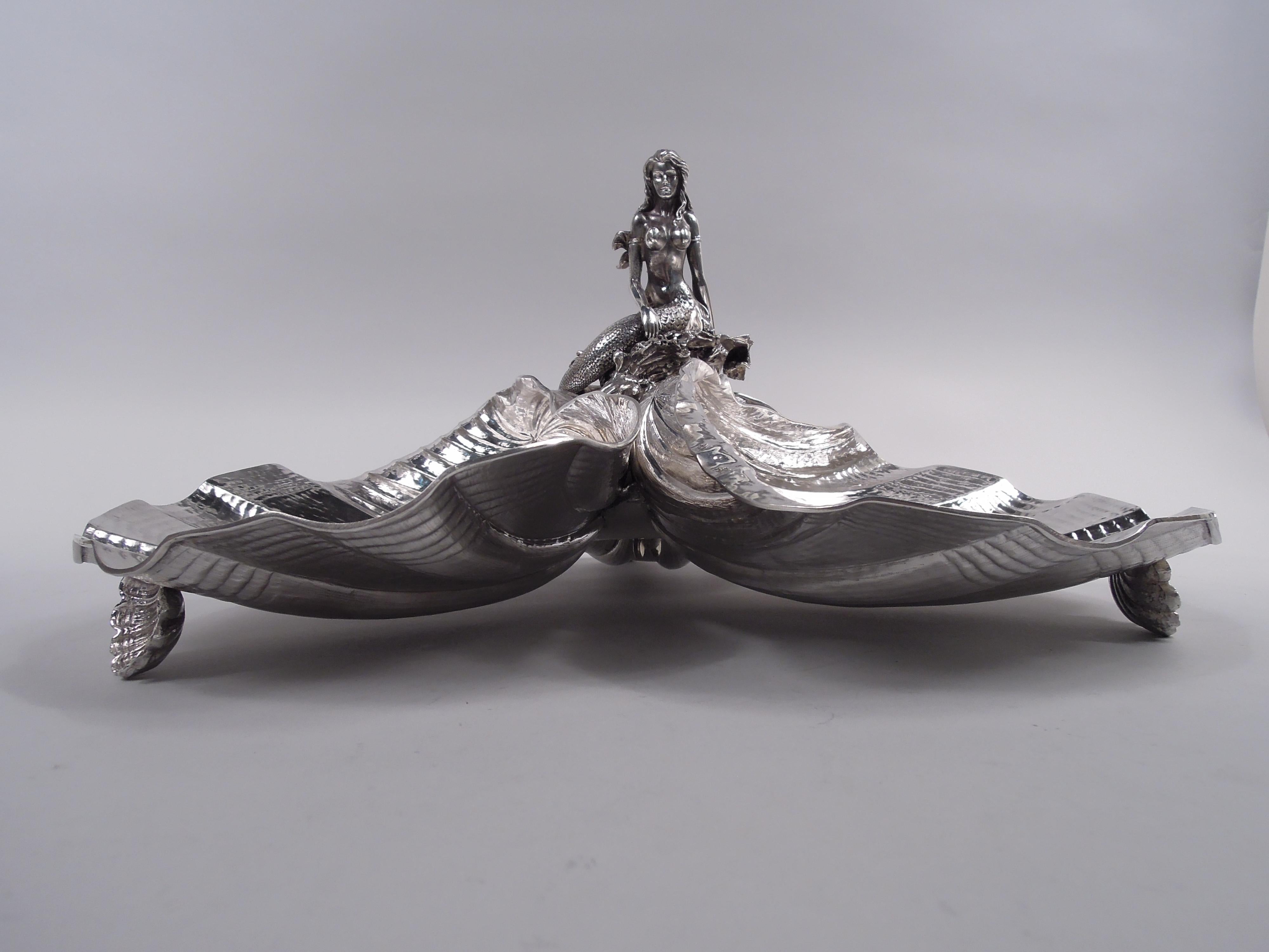 Amerikanischer Midcentury Classical Tafelaufsatz aus Sterlingsilber. Drei große, miteinander verbundene Muschelschalen mit gedrehten Rillen und geschwungenen Rändern; drei kleine Muschelschalenhalterungen. Auf einer mittig montierten, aufgewühlten
