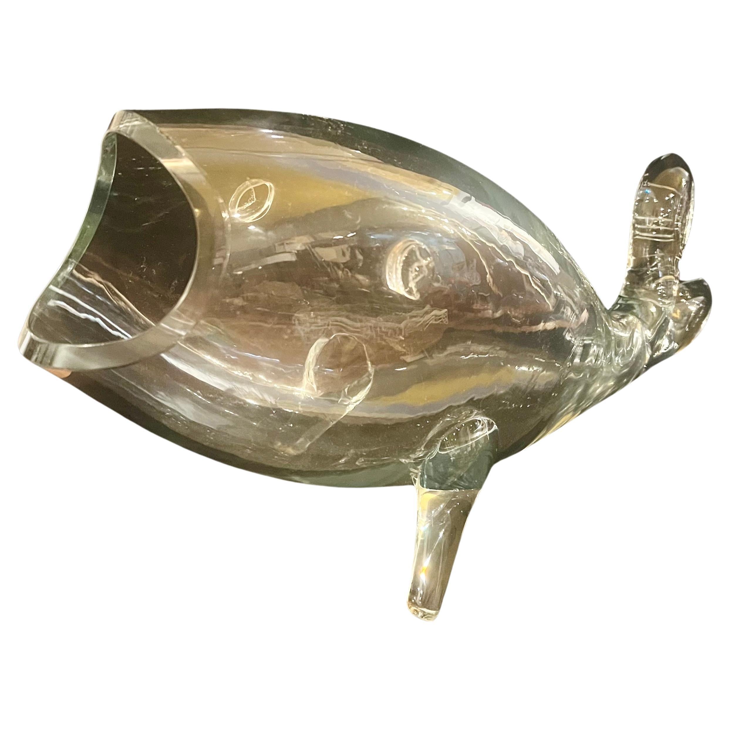 Amusant vase à poisson de collection en verre transparent du milieu du siècle dernier par Blenko, vers les années 1970. Pièce élégante et chic de la décoration du milieu du siècle.