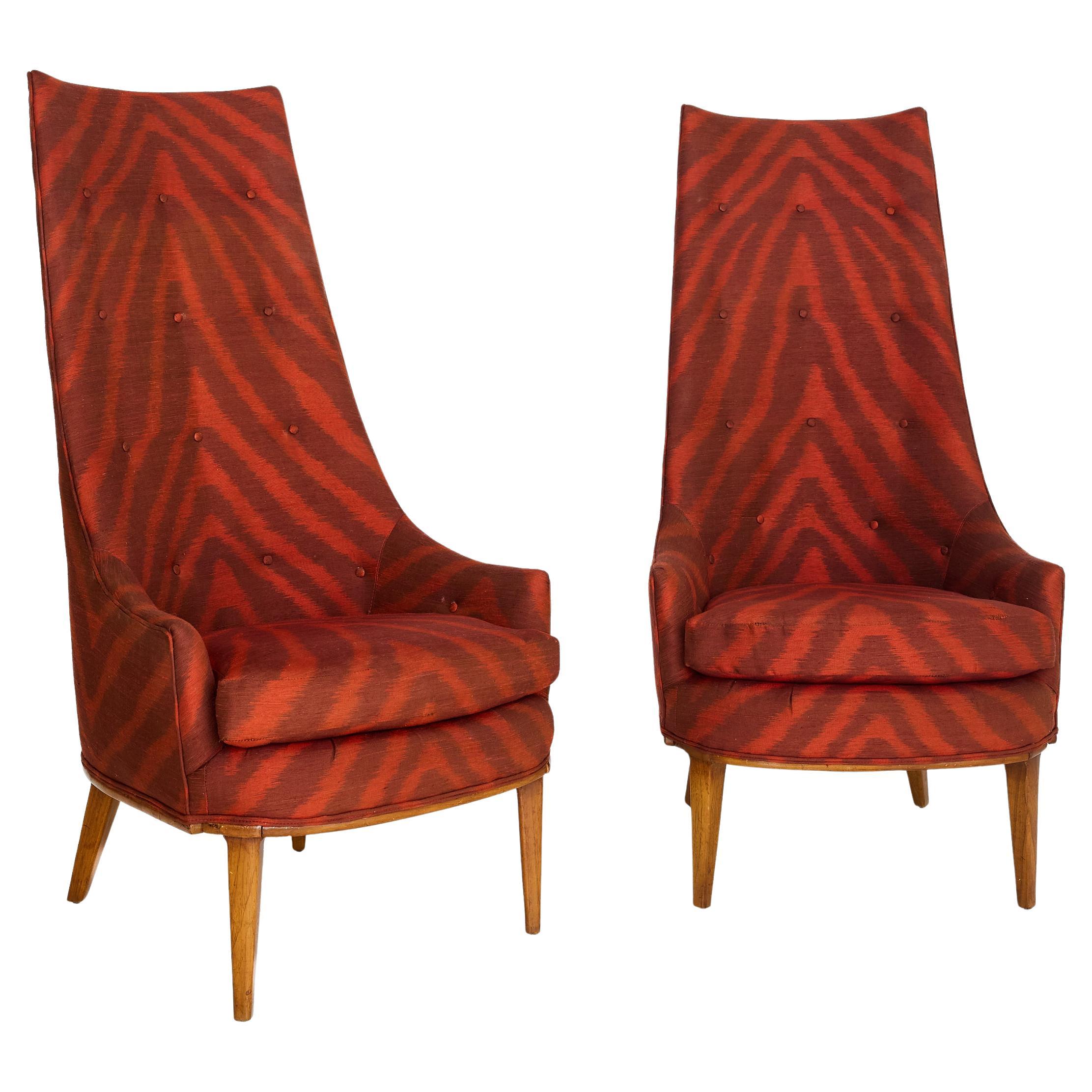 Meravigliosa coppia di sedie americane Midcentury a schienale alto appena recuperate in seta Jim Thompson con dettagli a bottoni. Le linee eleganti e i braccioli bassi sono un'icona di questa sedia disegnata da John Lubberts e Lambert Mulder per