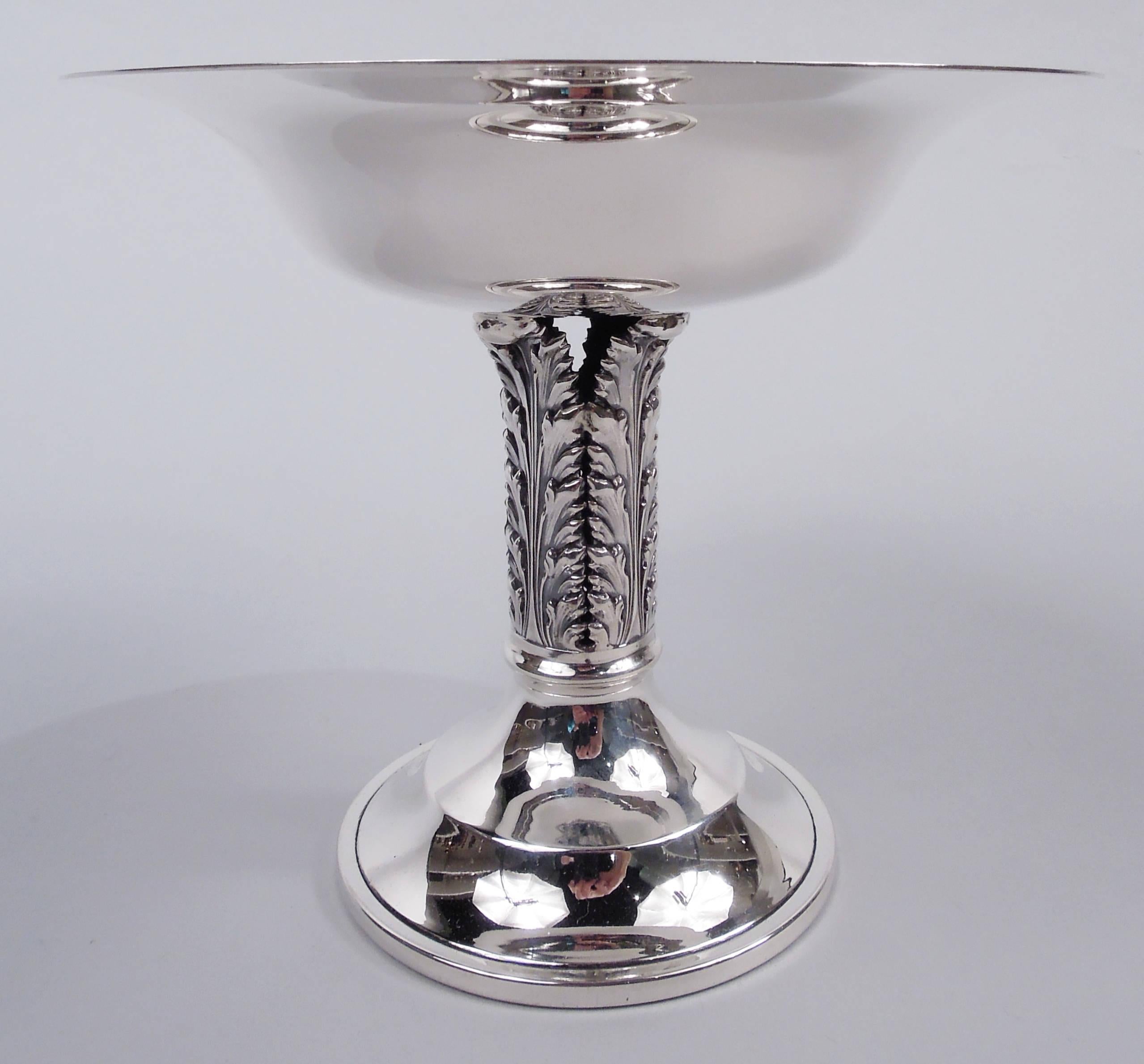 American Midcentury Modern sterling silver compote. Round bowl with wide and flat rim and domed foot. Support in form of four cast vertical acanthus leaves. A stylish Danish-influenced design by an unknown maker. Marked “Sterling” with initials RF