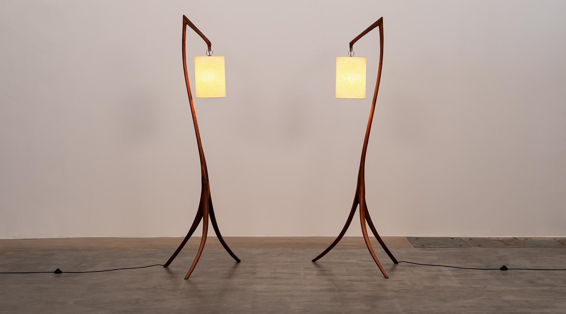 Matching floor lamps, walnut, linen, USA, 1960.

Glamorous and simply sculptural pair of floor lamps from 1960s. The beautifully curved feet and the pole are made of walnut. The pair not only exhibits an elegance, but also artful craftsmanship