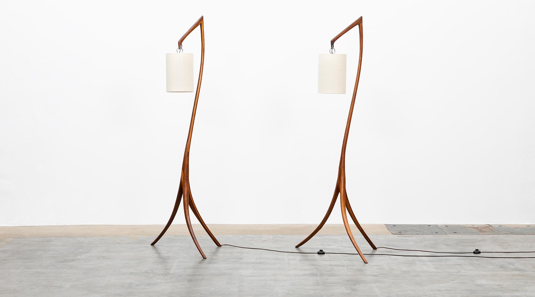 American Mid-Century Modern Pair of Floor Lamps in Walnut and Linen In Good Condition In Frankfurt, Hessen, DE