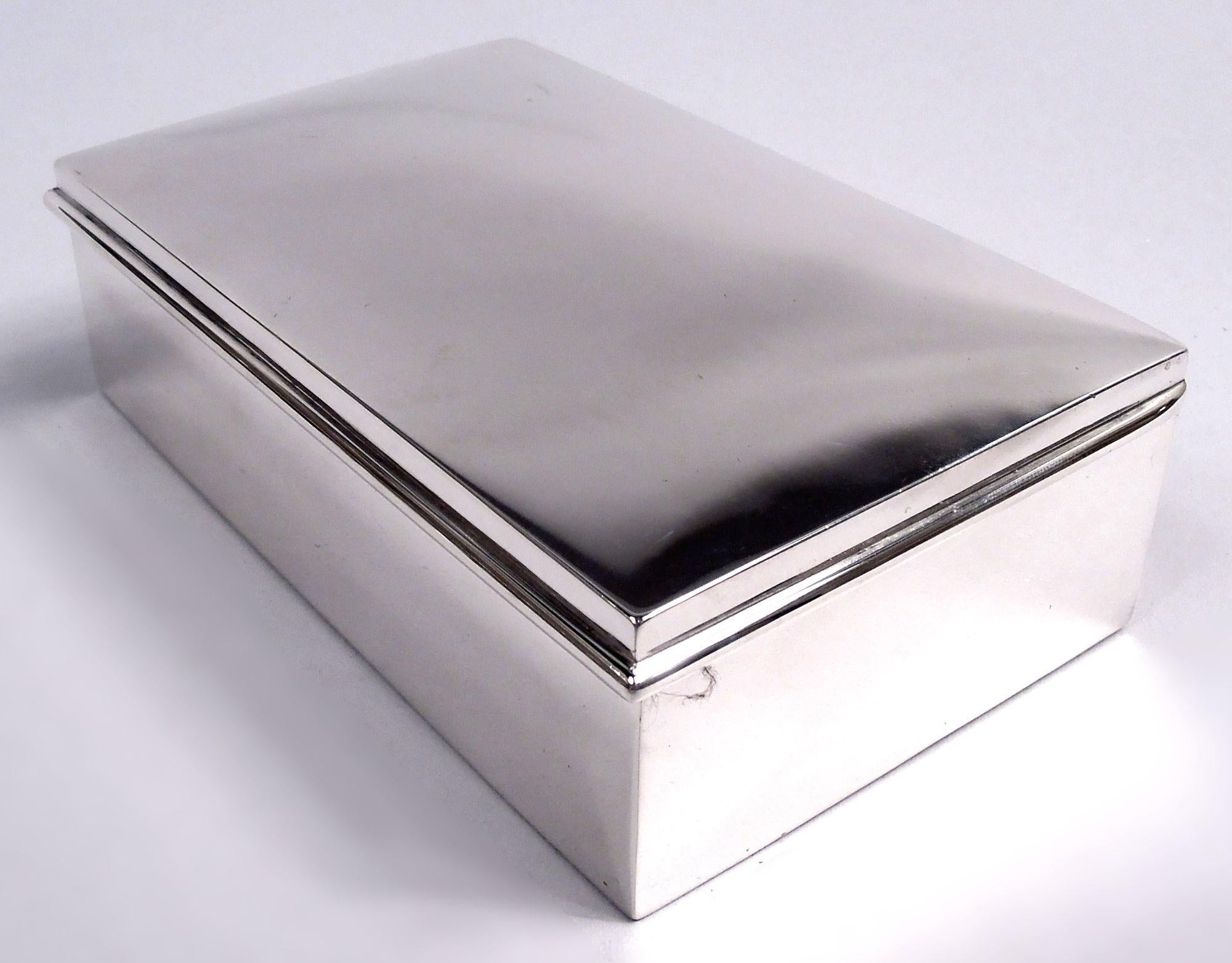 Boîte en argent sterling de style moderne du milieu du siècle. Rectangulaire avec des côtés droits. Couvercle à charnière avec dessus incurvé et bord moulé. L'intérieur de la boîte est doublé de cèdre et cloisonné ; l'intérieur de la couverture est
