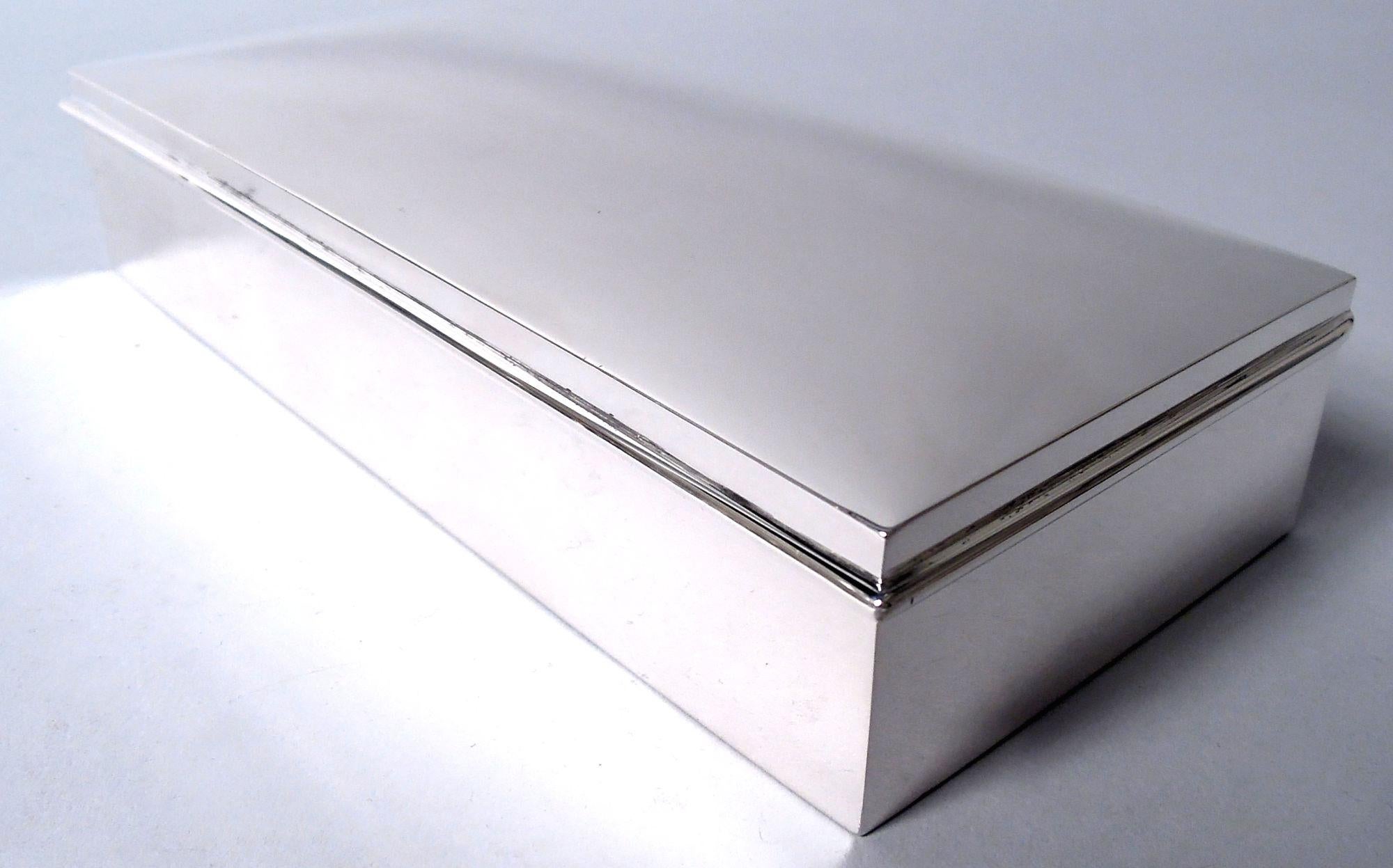 Boîte de bureau en argent sterling de style moderne du milieu du siècle. Rectangulaire avec des côtés droits. Couvercle à charnière avec dessus légèrement incurvé et bord moulé. L'intérieur de la boîte est doublé de cèdre et cloisonné. Entièrement