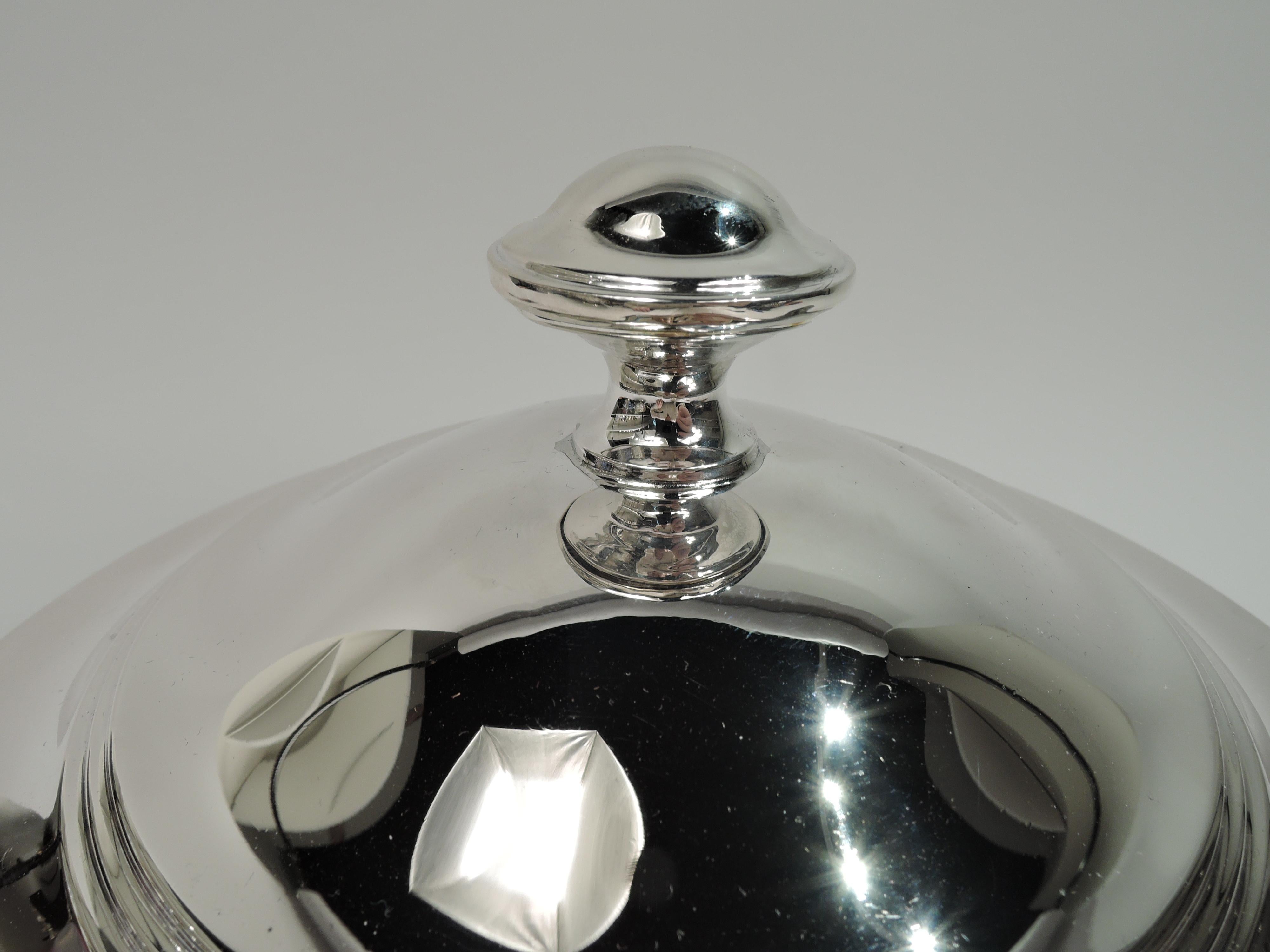 Seau à glace en argent sterling de style moderne du milieu du siècle. Urne avec poignées latérales à double enroulement et pied en escalier. Couvercle bombé et cannelé avec fleuron. Intérieur isolé. Entièrement marqué, y compris le tampon du