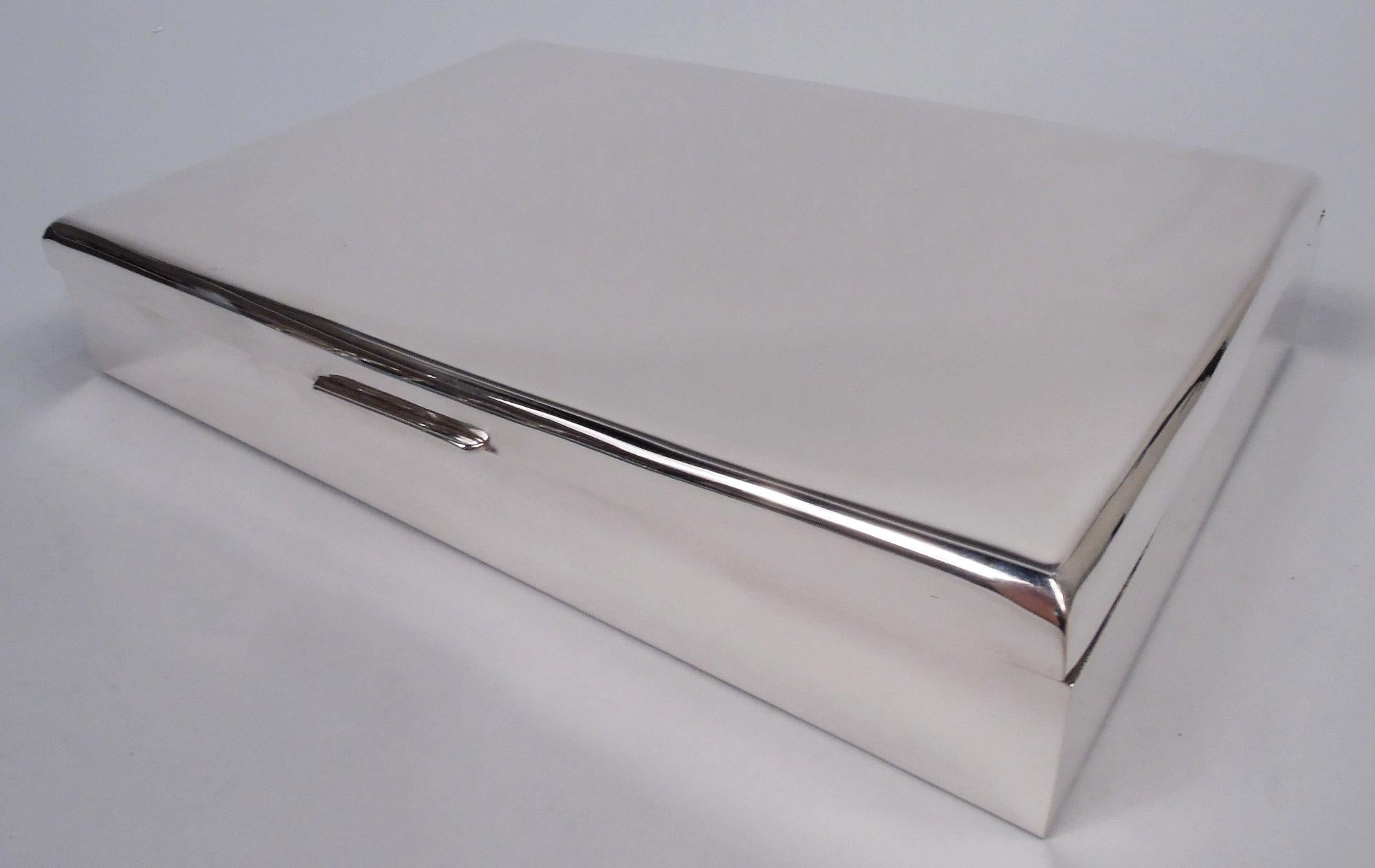 Caja de plata de ley moderna de mediados de siglo. Rectangular con lados rectos. Tapa abatible con lengüeta recta. Interior de la caja forrado de terciopelo. Cubierta interior dorada. Completamente marcada, incluido el sello del fabricante