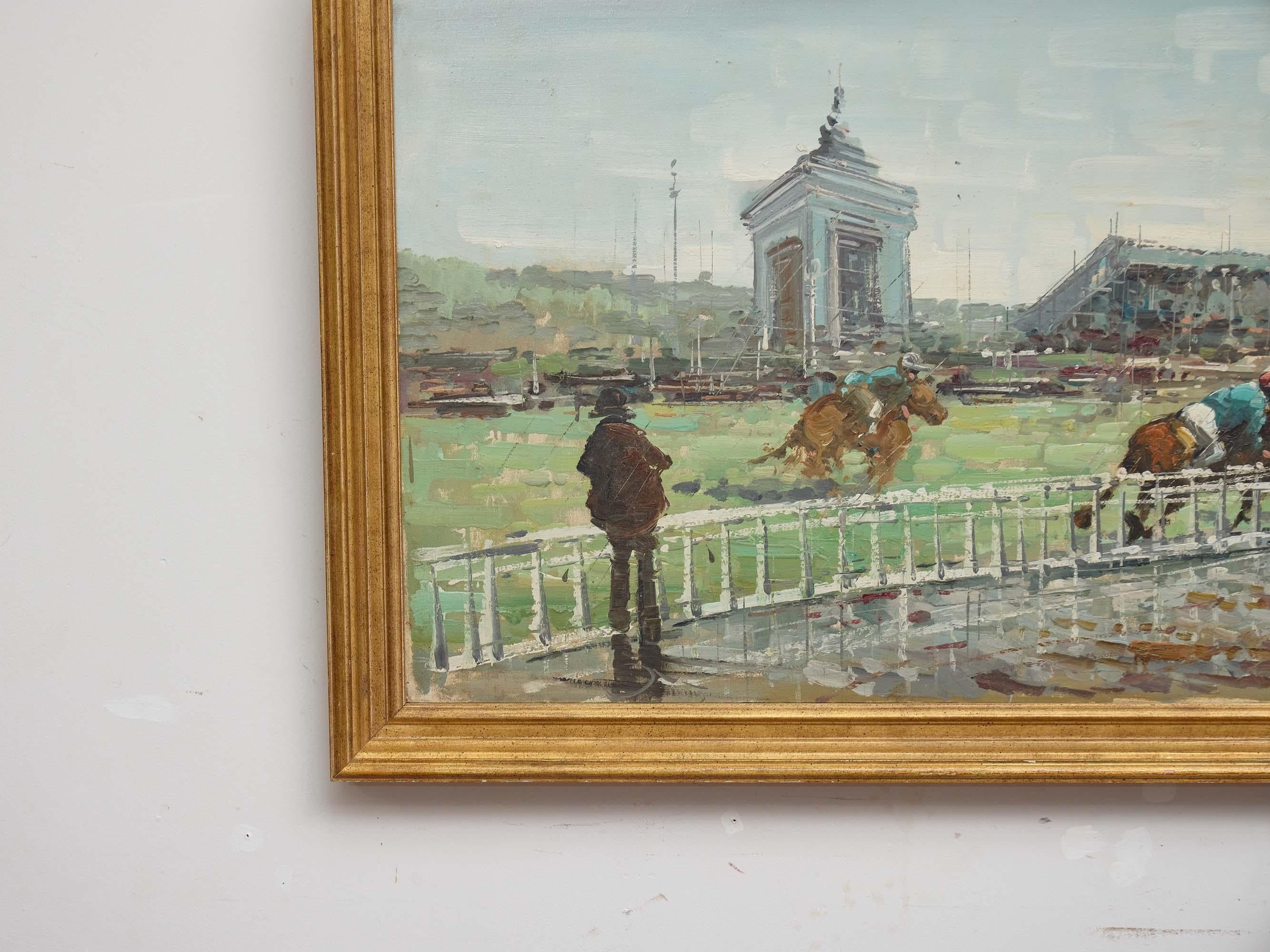 Un energico dipinto americano di metà secolo a olio su tela che raffigura una vivace scena di corse di cavalli, presentato nella sua cornice originale in legno dorato. Eseguita con una mano audace e impressionista, l'opera cattura l'immediatezza e