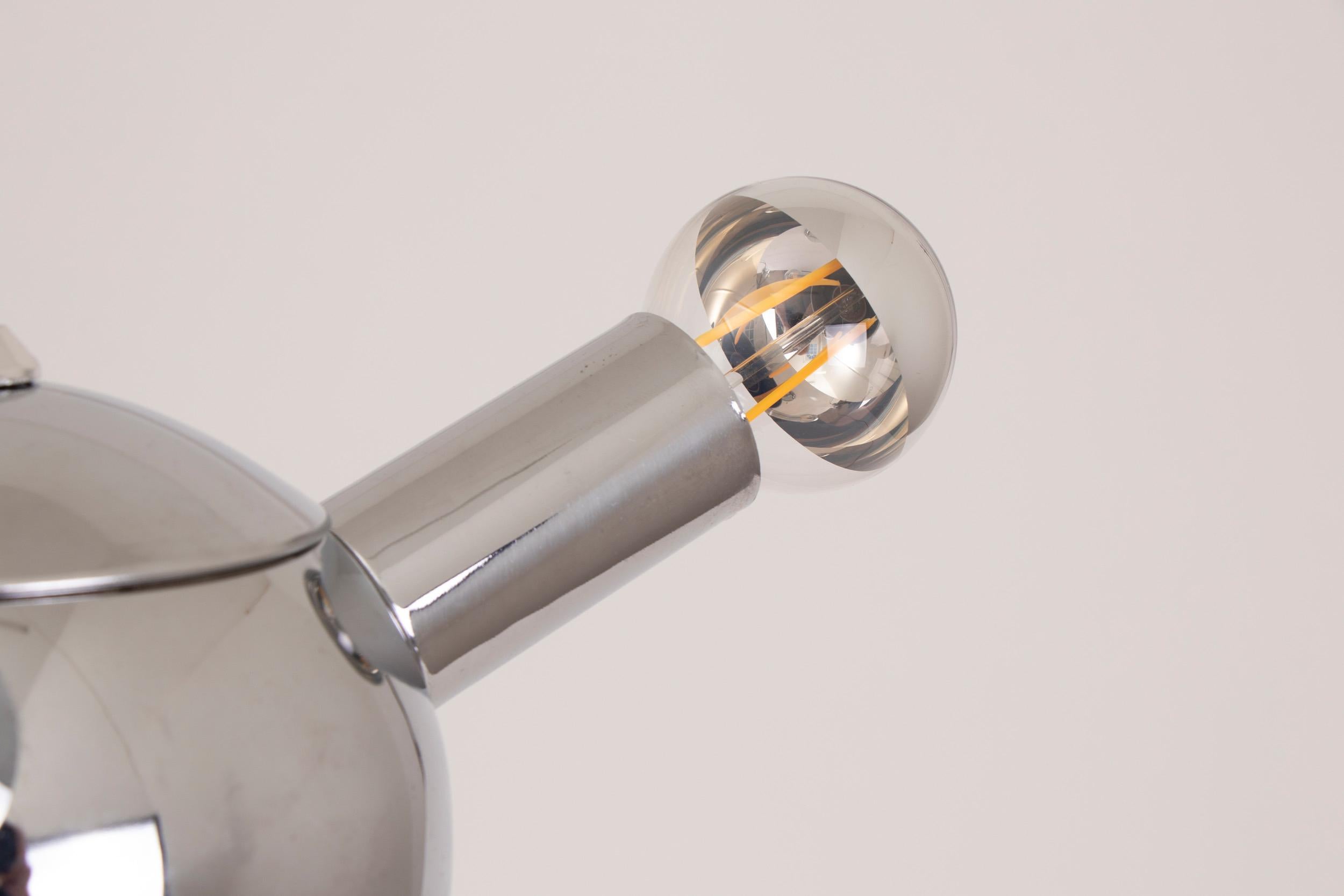 Very impressive midcentury lamp
a tall cylinder column with a six armed globe, turn multi function switch on the globe, to illuminate 3 or 6 bulbs.
We have used these new modern silver topped reflector bulbs which suit this lamp very well.
USA,