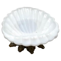 Récipient à savon américain en verre dépoli sur pied en forme de coquillage par The Bucklers