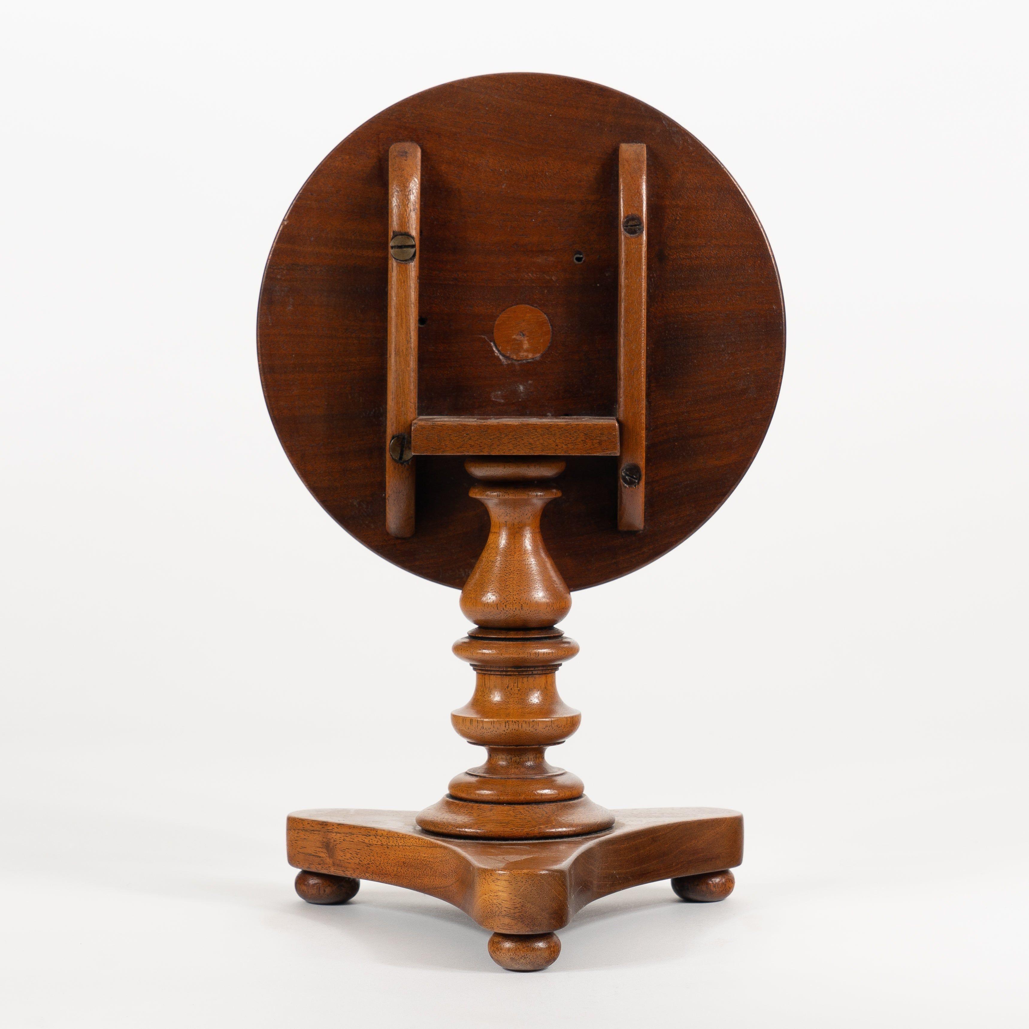 American Miniature Tilt Top Miniature Table/Candle Stand by Thomas Clowney, 1840 In Good Condition In Kenilworth, IL