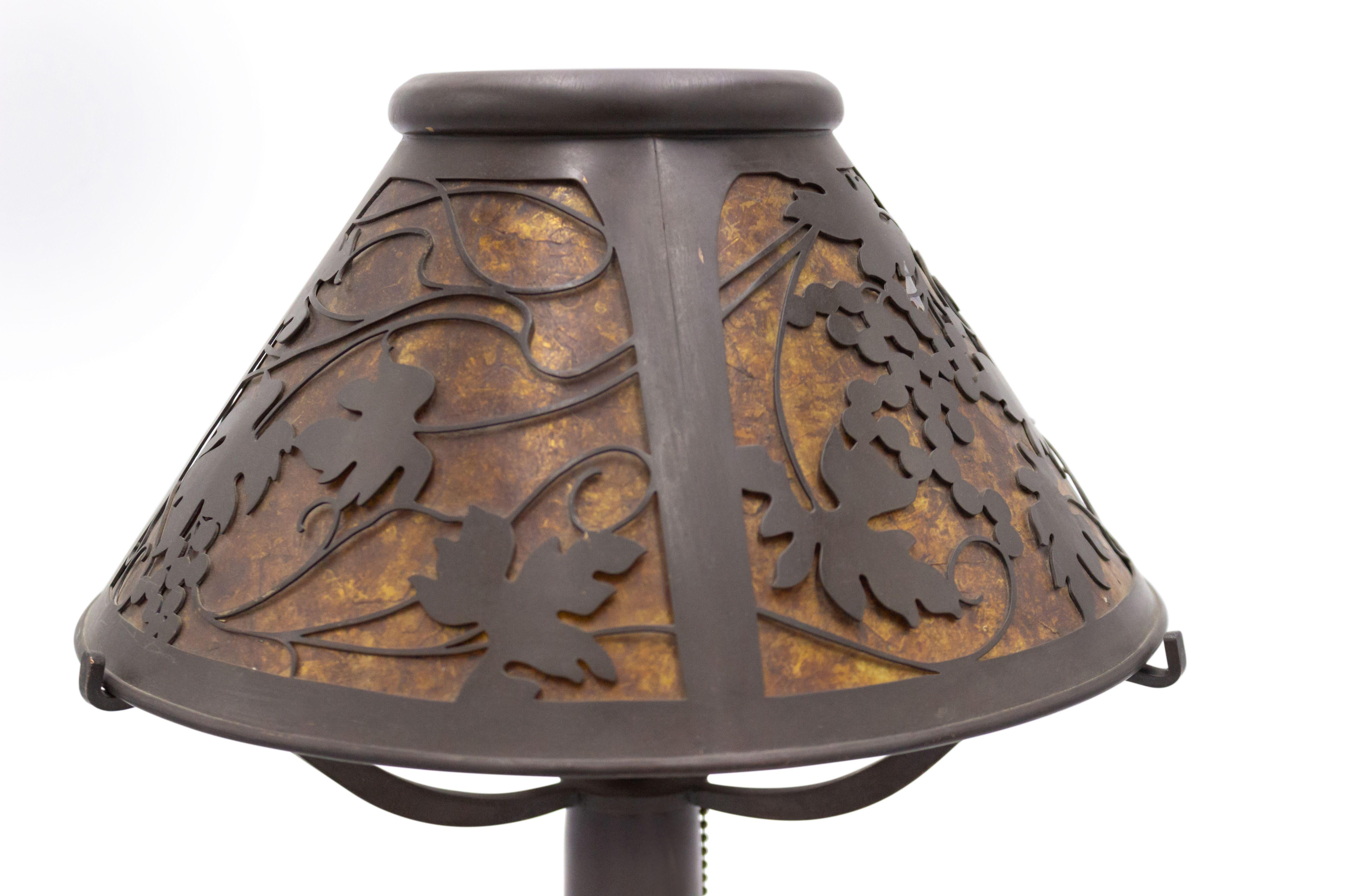 Lámpara de sobremesa Misión Americana de bronce patinado marrón con diseño de hoja de parra y depósito de plata en la base y pantalla de mica natural con filigrana de vid (HEINTZ ART METAL).
