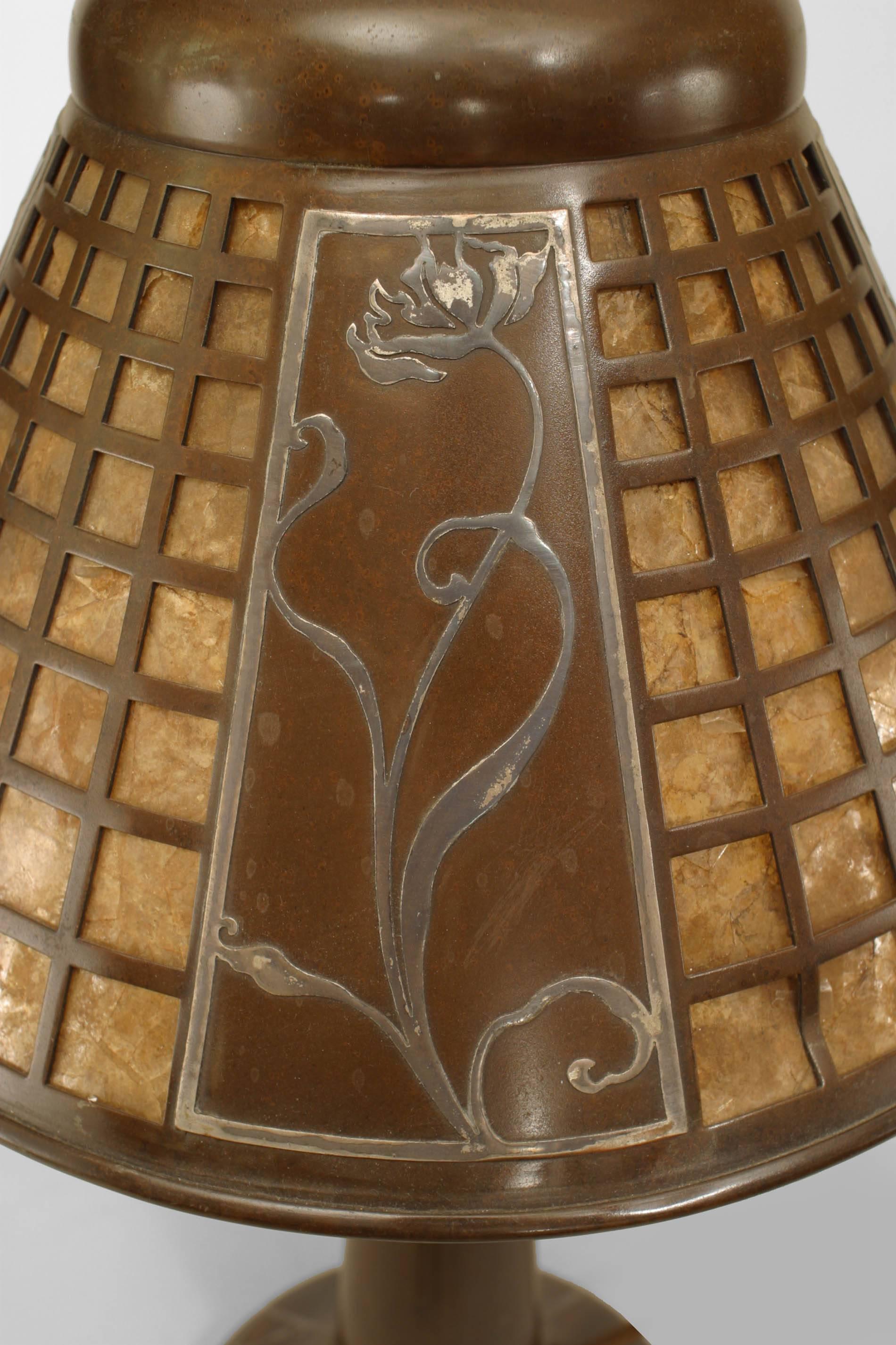 Amerikanische Missions-Tischlampe aus brauner patinierter Bronze mit floralem Sockel mit Silberauflage und Glimmerschirm mit geometrischem Filigran (HEINTZ ART METAL)
