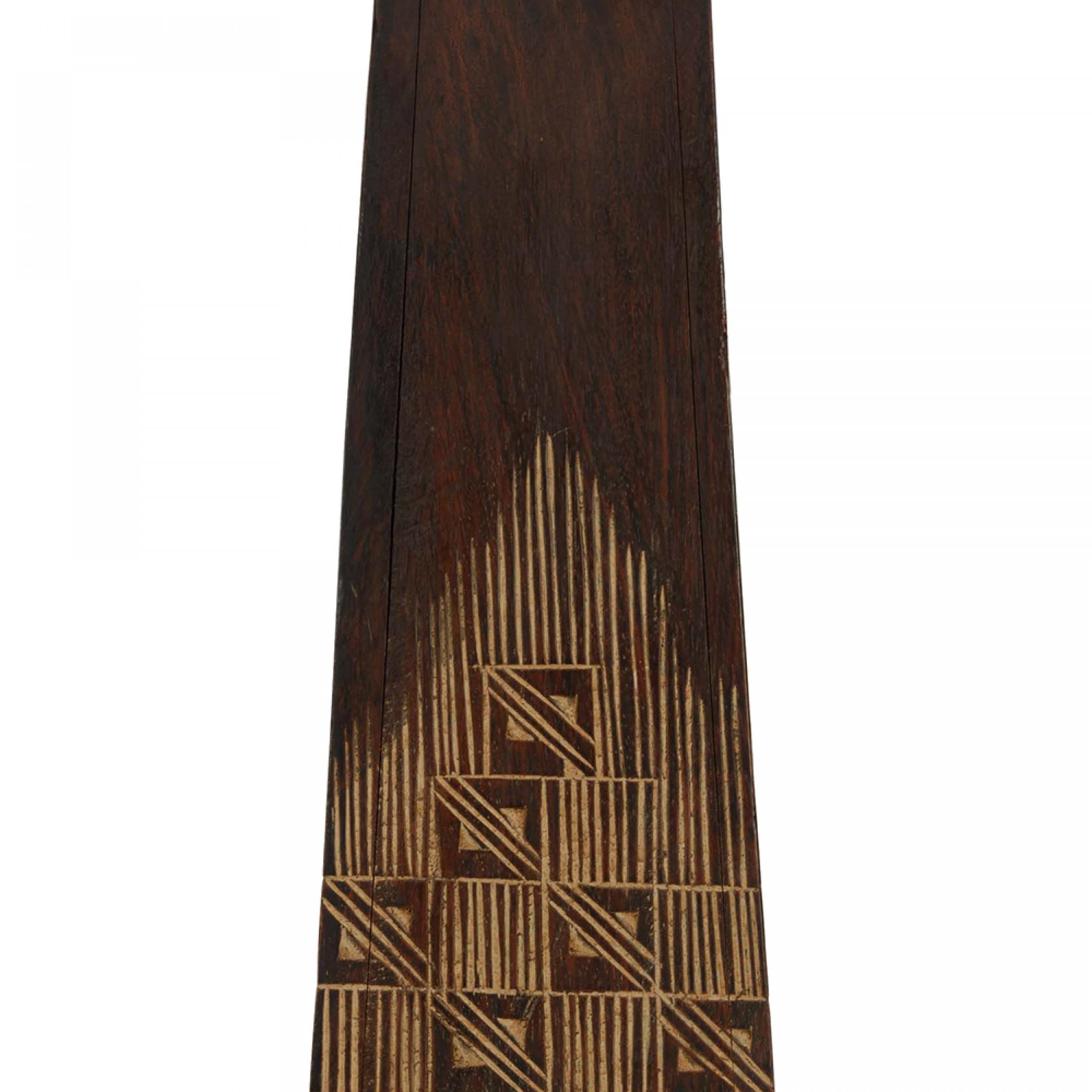 Vaso in legno affusolato a quattro lati su base quadrata, con bordo piatto e disegno geometrico inciso.