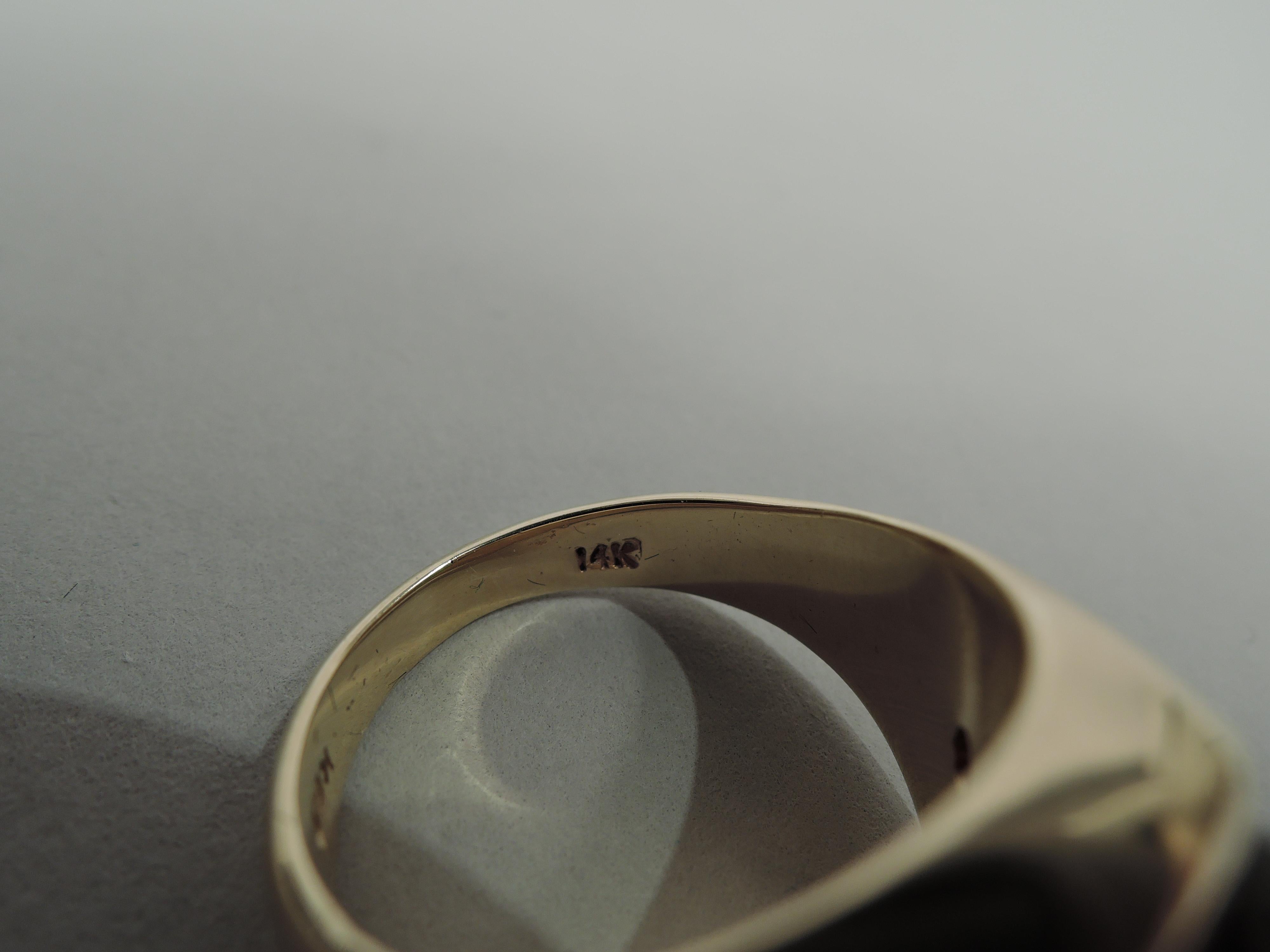 American Modern 14k Gelbgold und Tigerauge Herrenring im Zustand „Hervorragend“ in New York, NY