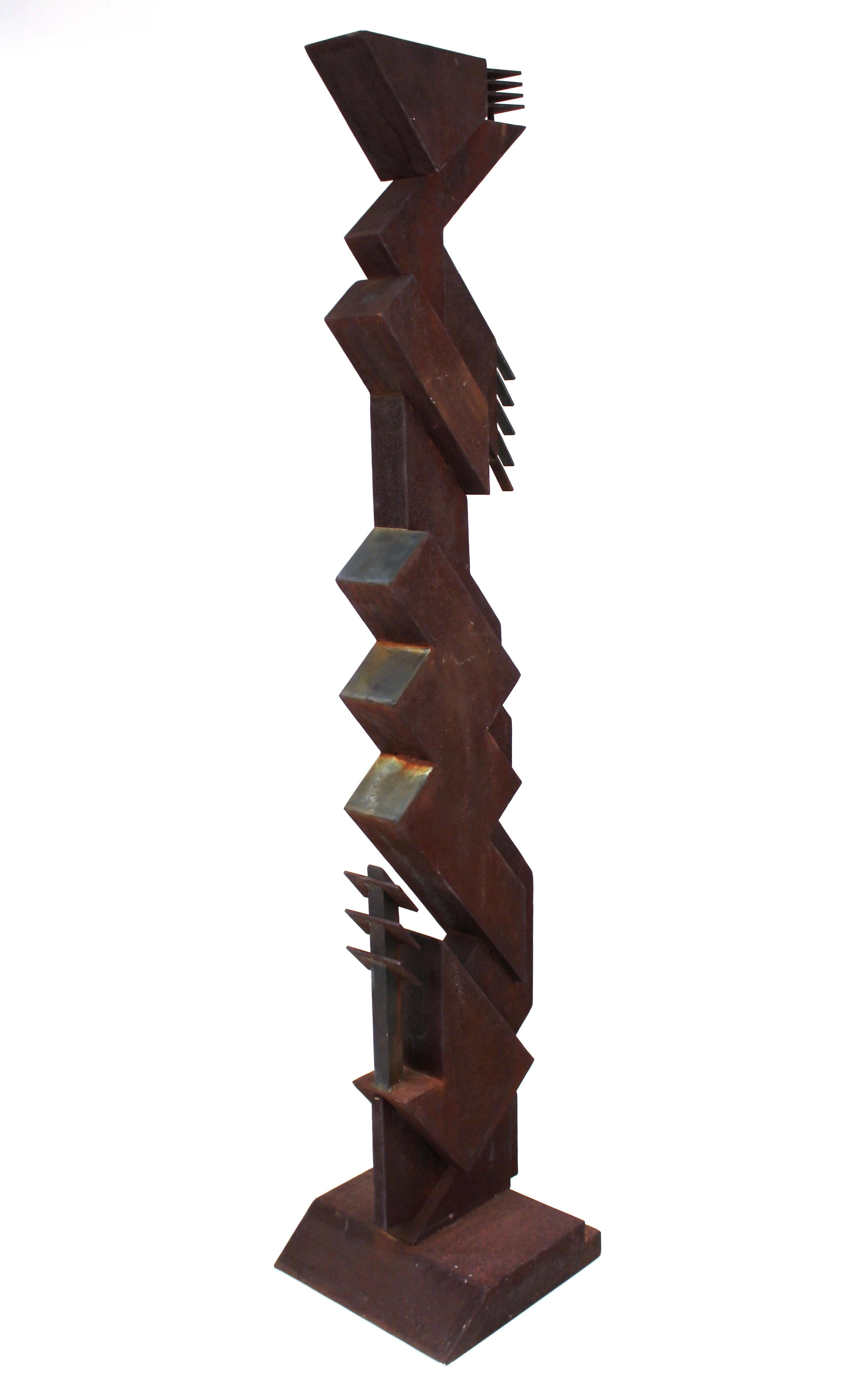 American Modern abstract-Brutalist TOTEM sculpture with geometric structure, in carbon steel and bronze. The piece is reminiscent of design elements of the Prairie Style and was made in the United States in the 1970s. Age-appropriate patina with