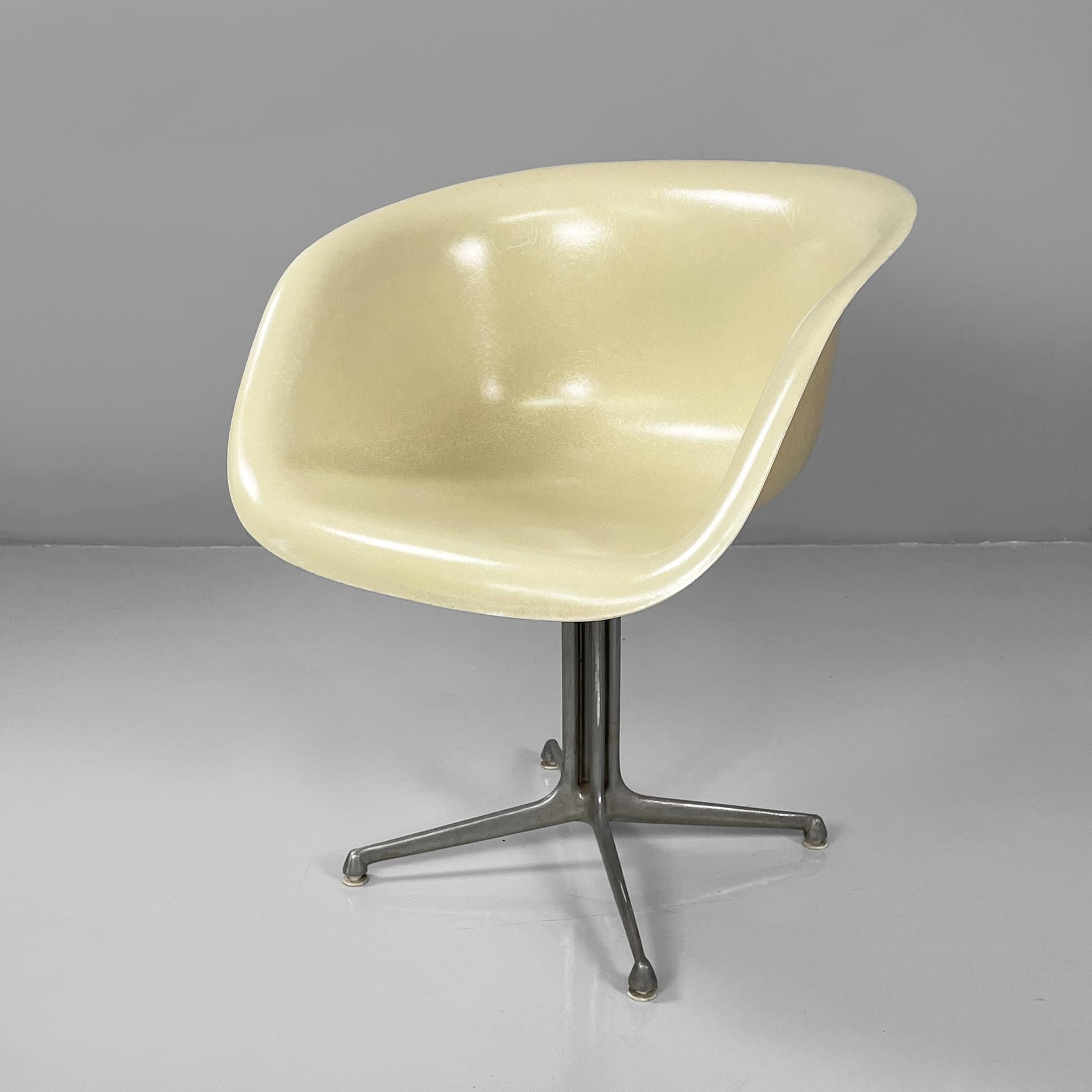 Fauteuils modernes américains La Fonda par Charles Eames pour Herman Miller, années 1960
Ensemble de quatre fauteuils modèle La Fonda avec assise et dossier monocoque incurvé en fibre de verre beige. Accoudoirs présents. La base en aluminium est