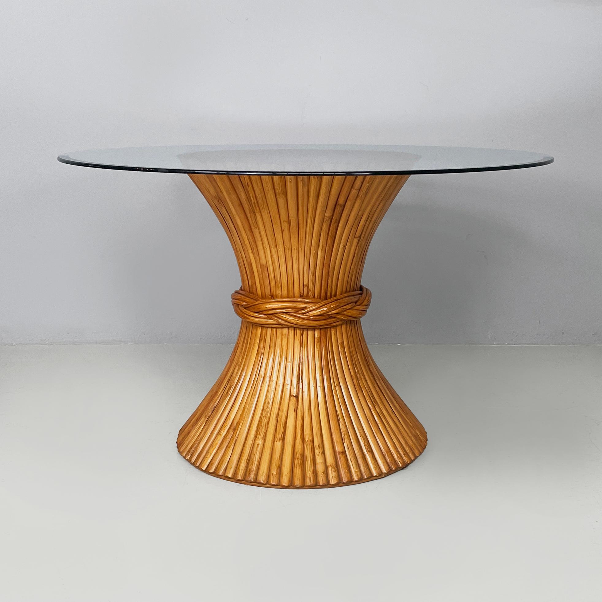 Moderner runder Esstisch aus Bambus und Glas von McGuire, USA, 1970er Jahre
Esstisch mit runder Platte aus geschliffenem Glas. Die Bambusbasis ist in der Mitte schmal und wird an den Seiten breiter. In der Mitte des Sockels befindet sich ein