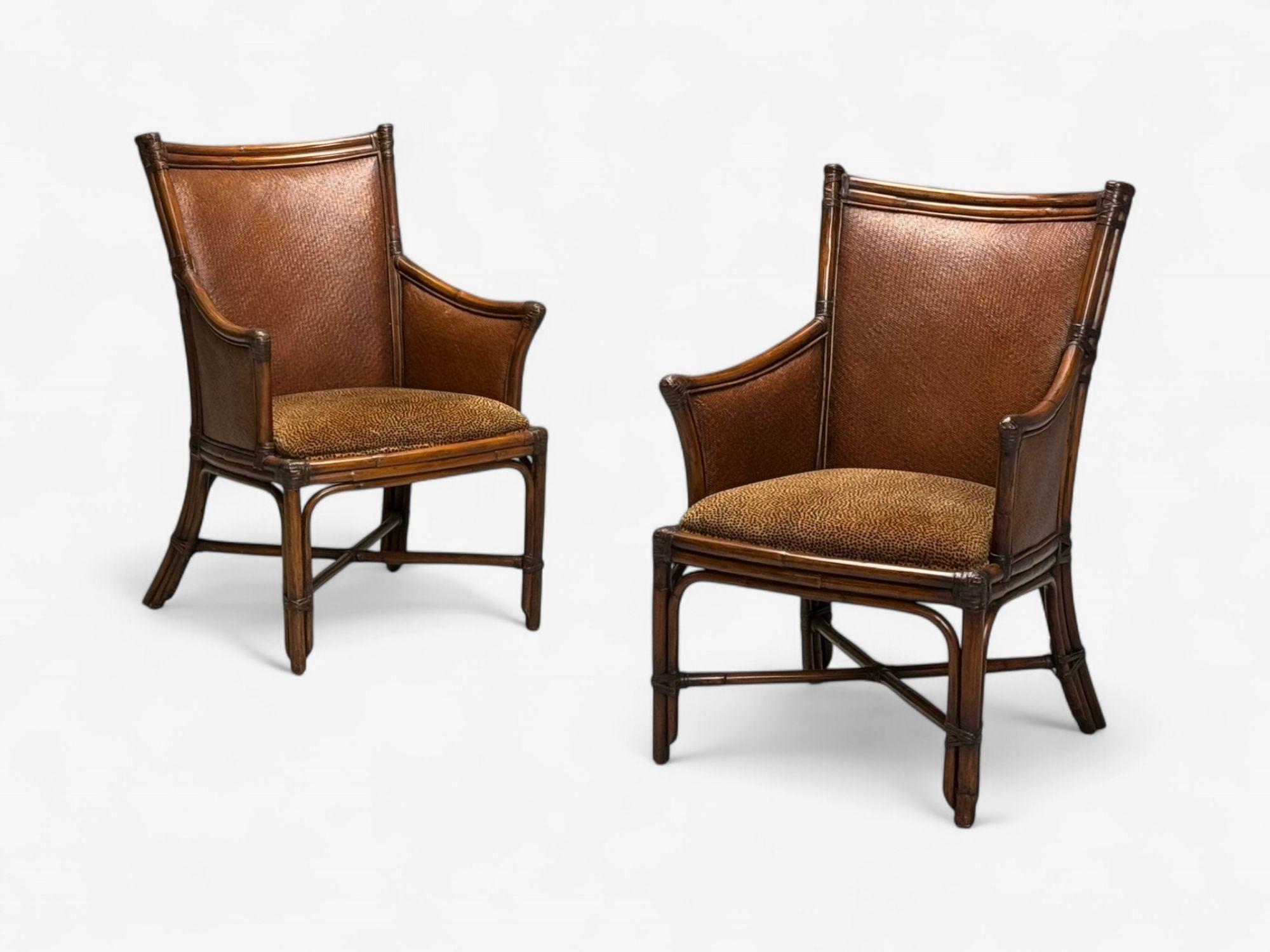 Fauteuils modernes américains, bambou, rotin, États-Unis, 1970

Paire de fauteuils modernistes américains présentant un motif de rotin tressé sur les accoudoirs et le dossier et des coussins d'assise en tissu de guépard non déhoussables.

Bambou,
