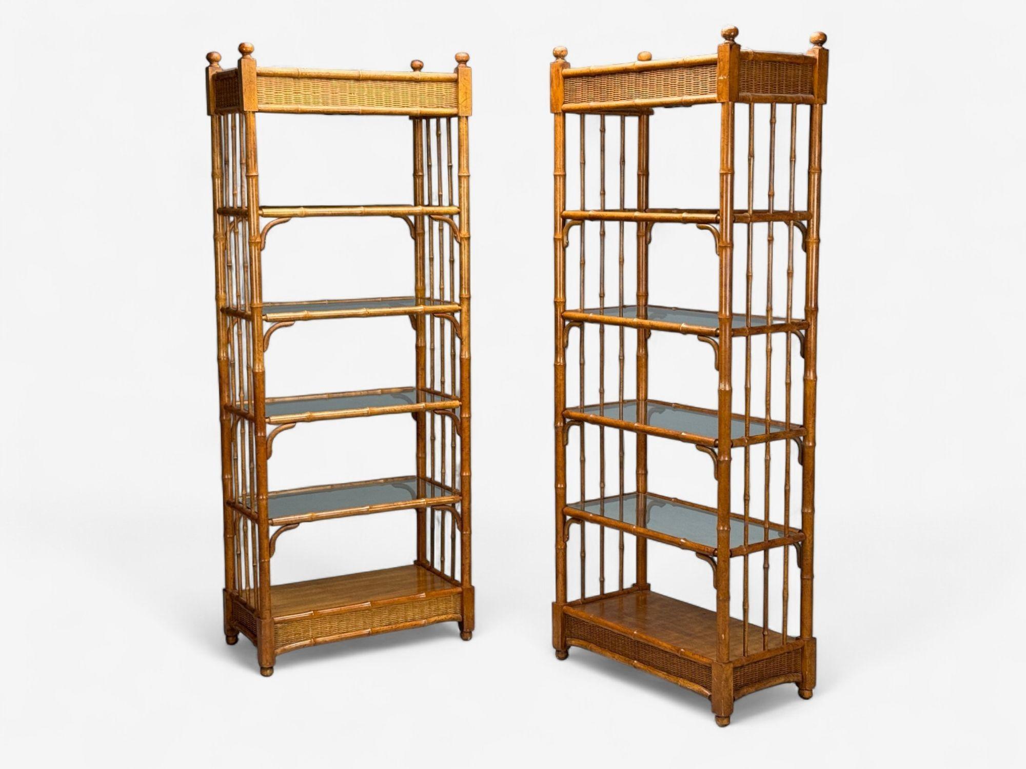 Moderno americano de mediados de siglo, bambú, madera, etageres, librerías o estanterías, EE.UU., década de 1980

Pareja de etageres o estanterías de bambú, caña y madera diseñadas y producidas en EE.UU. en la última mitad del siglo XX. Cada ejemplo