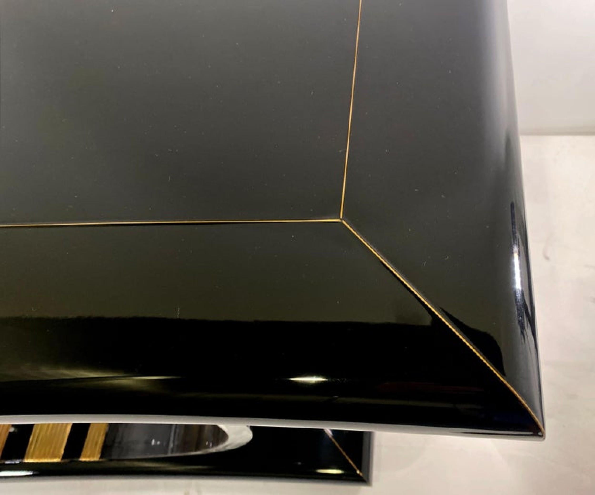 Console moderna americana in lacca nera, lucite e bande d'ottone, collezione Rudolph In condizioni buone in vendita a Queens, NY