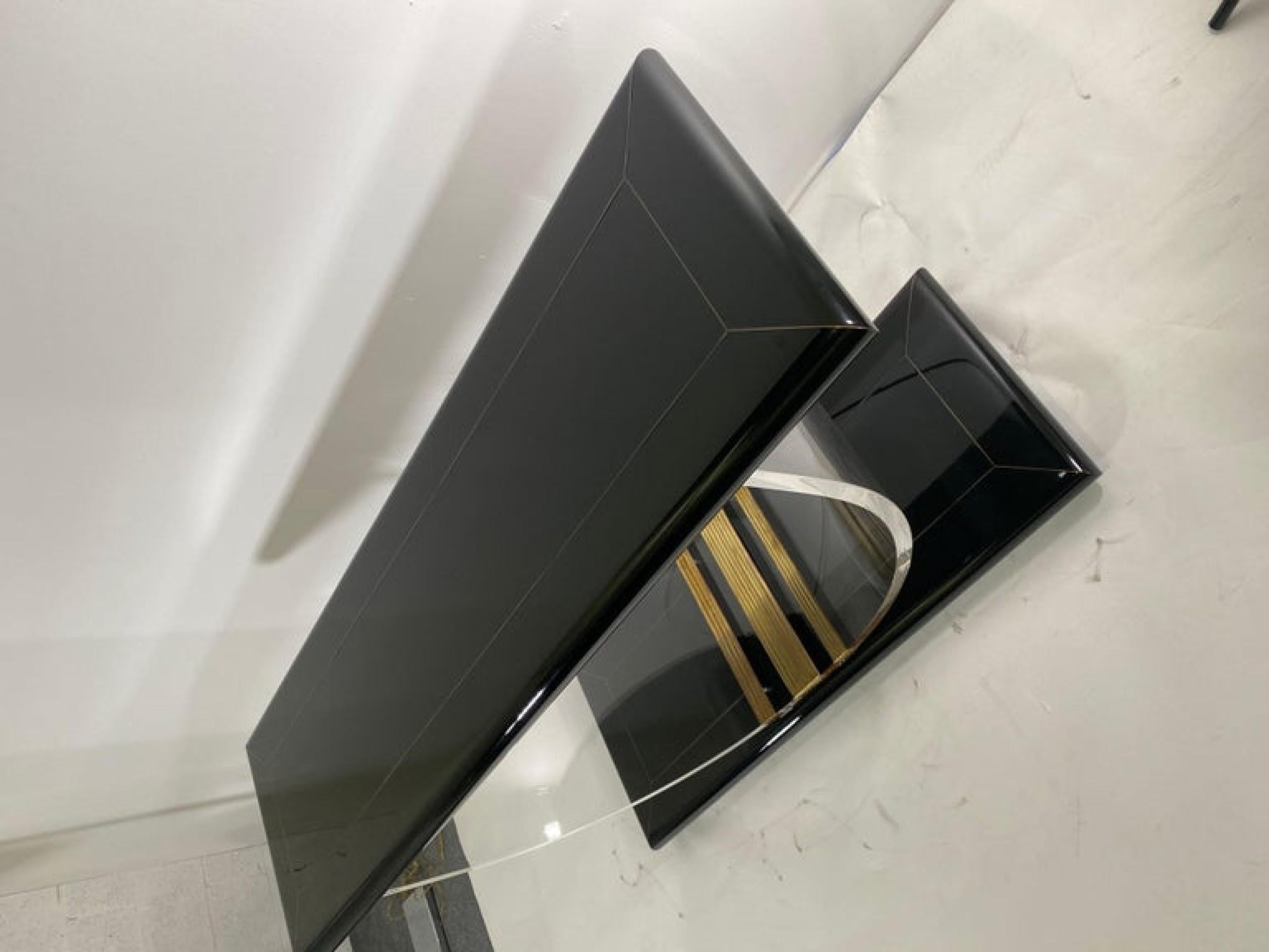 XX secolo Console moderna americana in lacca nera, lucite e bande d'ottone, collezione Rudolph in vendita