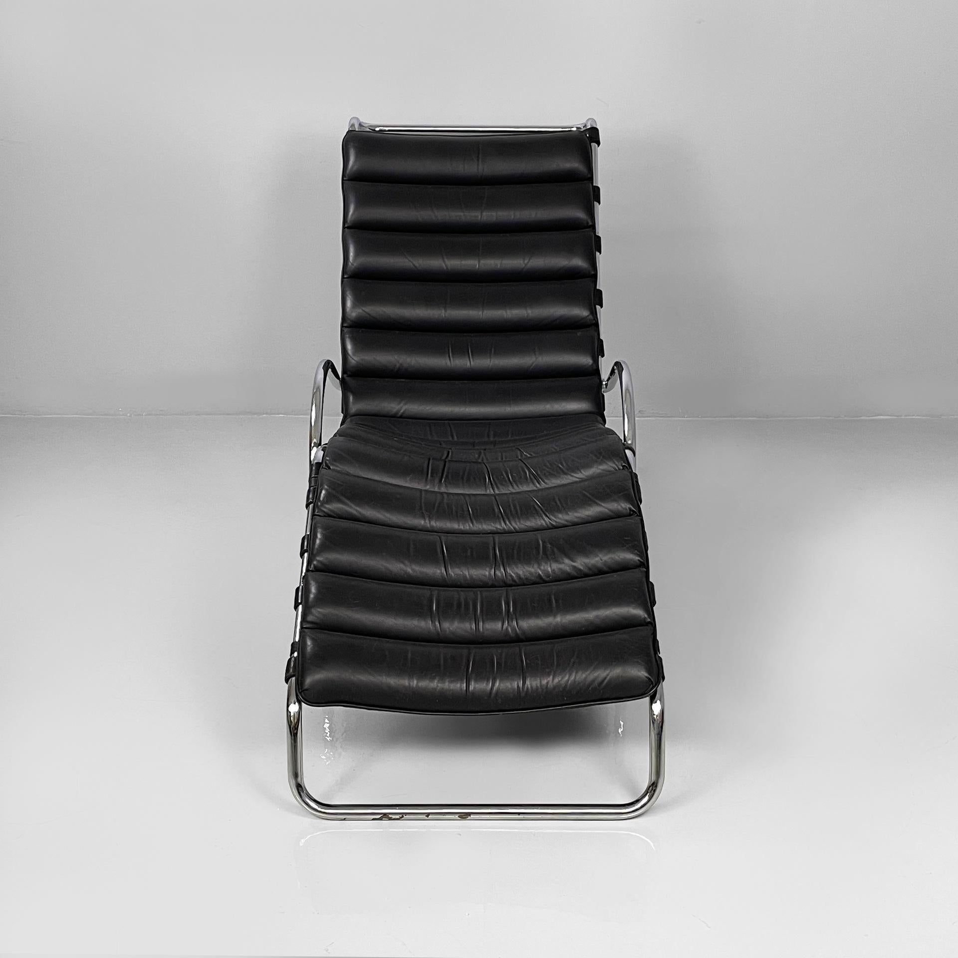 Chaise longue moderna de cuero negro y acero de Mies Van Der Rohe para Knoll, años 70
Chaise longue con asiento y respaldo acolchados, tapizada en cuero negro con tiras negras en el respaldo. La estructura y la base son de acero tubular cromado. El