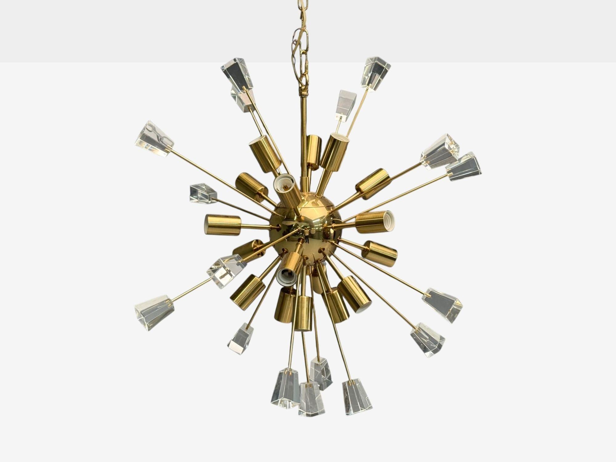 American Mid-Century Modern, Brass, Lucite, Eighteen Light Sputnik Chandelier, USA, 1980s

An elegant eighteen-light Sputnik chandelier in the Mid-Century Modern style, featuring a central brass sphere from which numerous brass, arrow-like rods