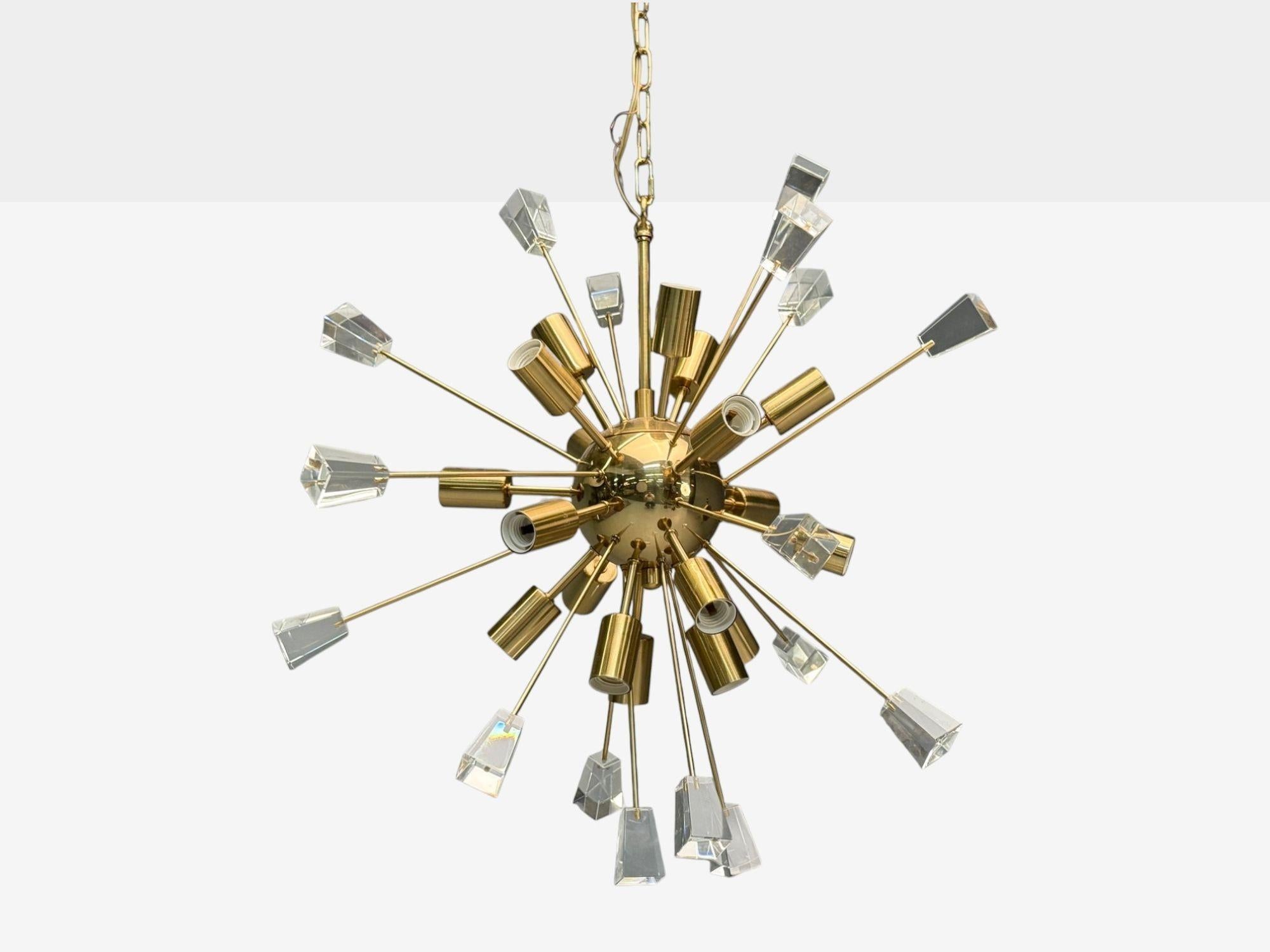 American Modern, Brass, Lucite, Sputnik Chandelier, USA, 1980s In Good Condition For Sale In Manhasset, NY
